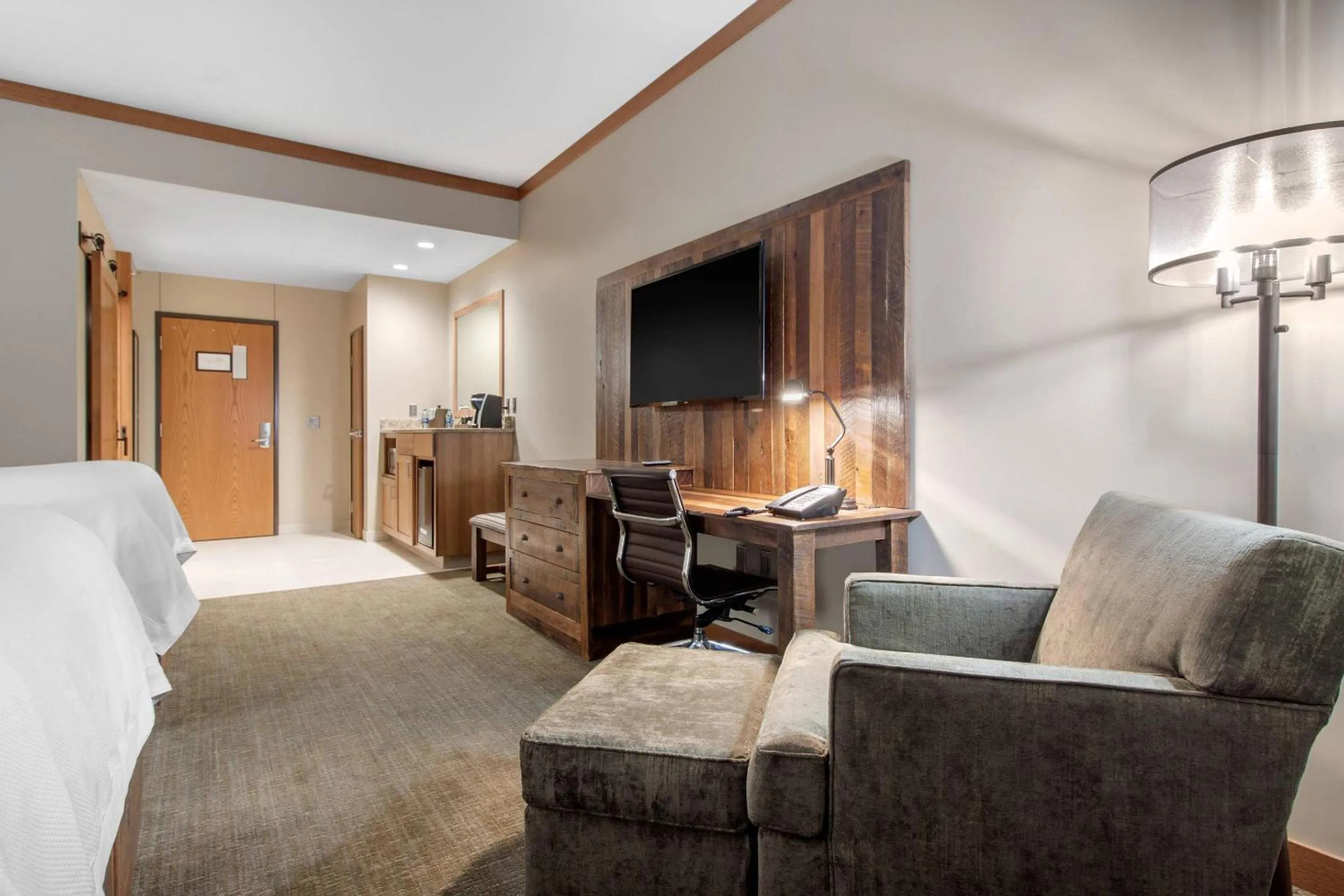 Bedroom, Bed in Norfolk Lodge & Suites, an Ascend Collection Hotel