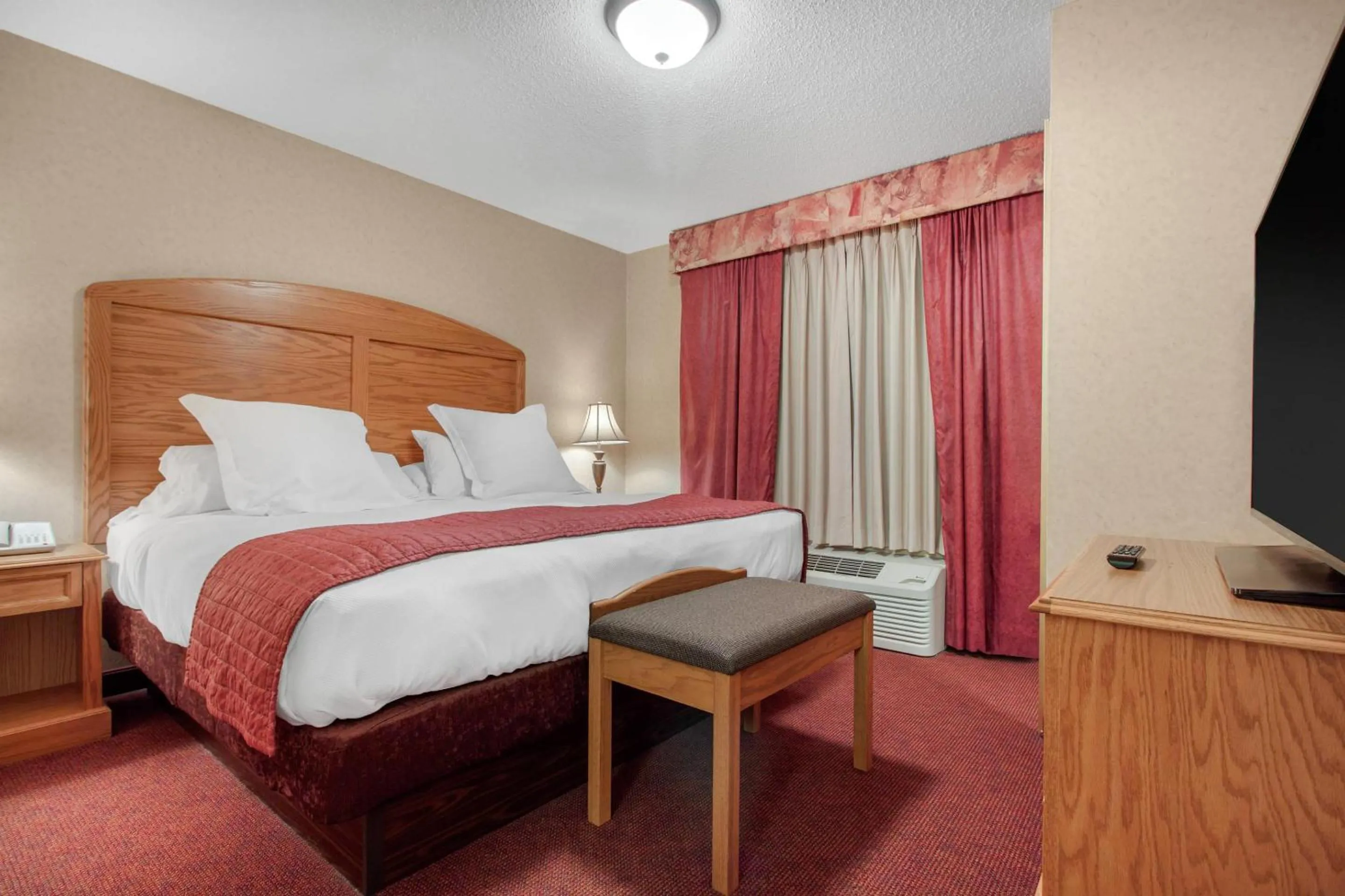 Bedroom, Bed in Norfolk Lodge & Suites, an Ascend Collection Hotel