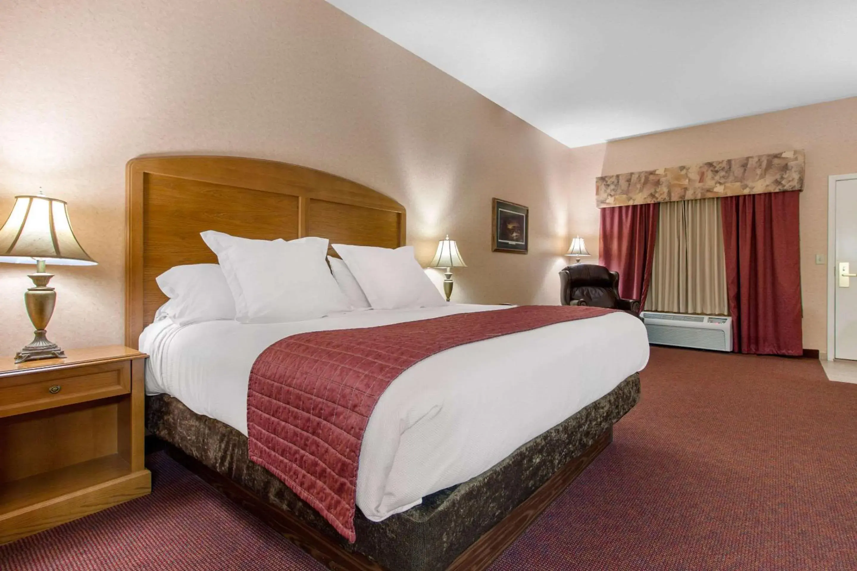 King Room - Non-Smoking in Norfolk Lodge & Suites, an Ascend Collection Hotel King Room - Non-Smoking in Norfolk Lodge & Suites, an Ascend Collection Hotel