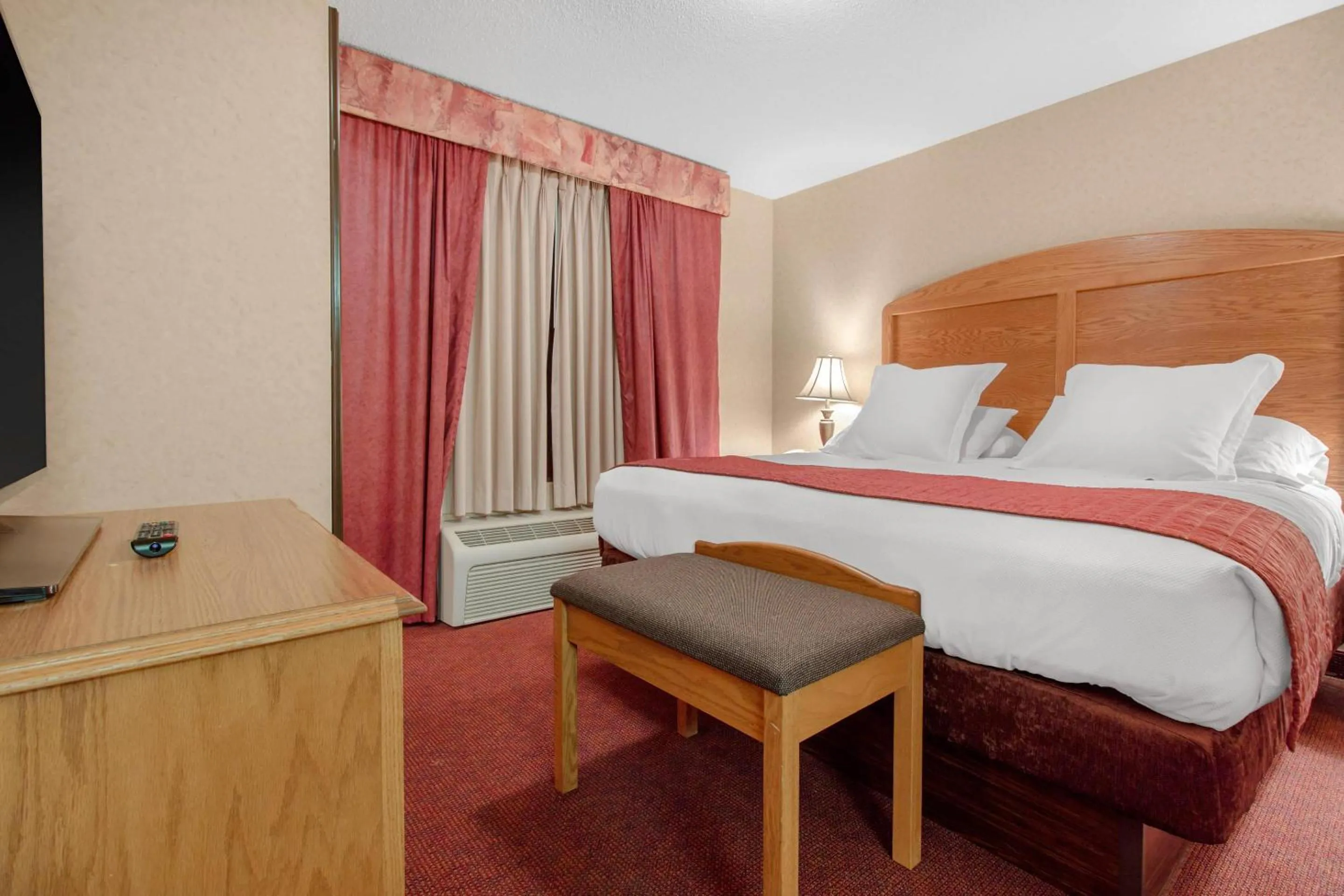 Bedroom, Bed in Norfolk Lodge & Suites, an Ascend Collection Hotel