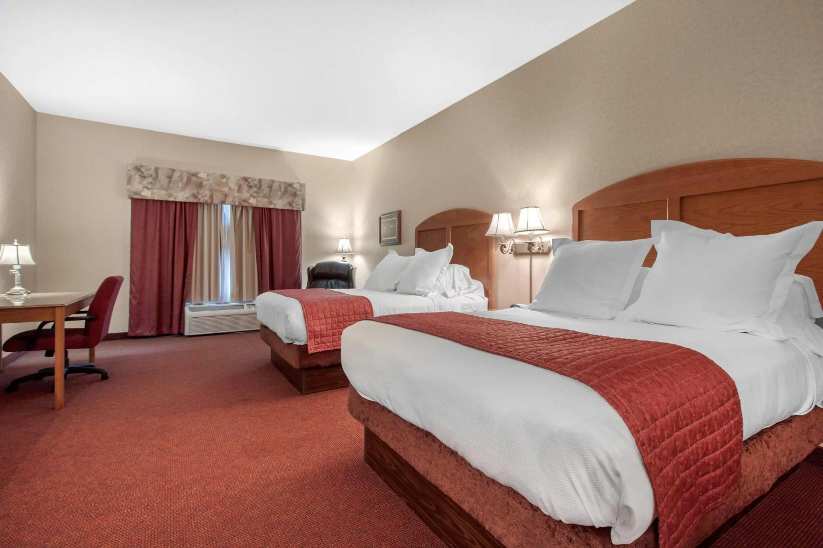 Queen Room with Two Queen Beds - Non-Smoking in Norfolk Lodge & Suites, an Ascend Collection Hotel