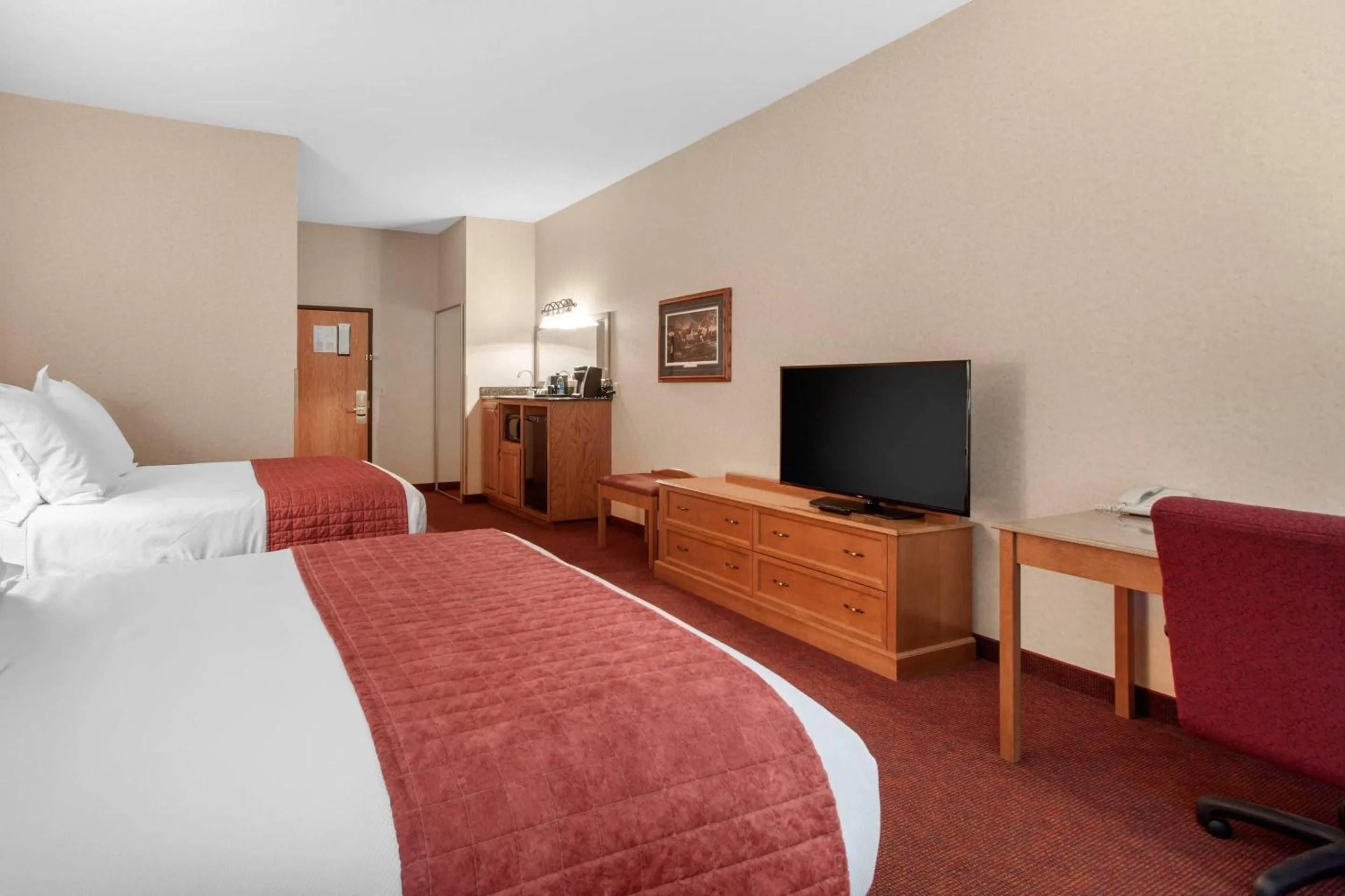 Bedroom, Bed in Norfolk Lodge & Suites, an Ascend Collection Hotel