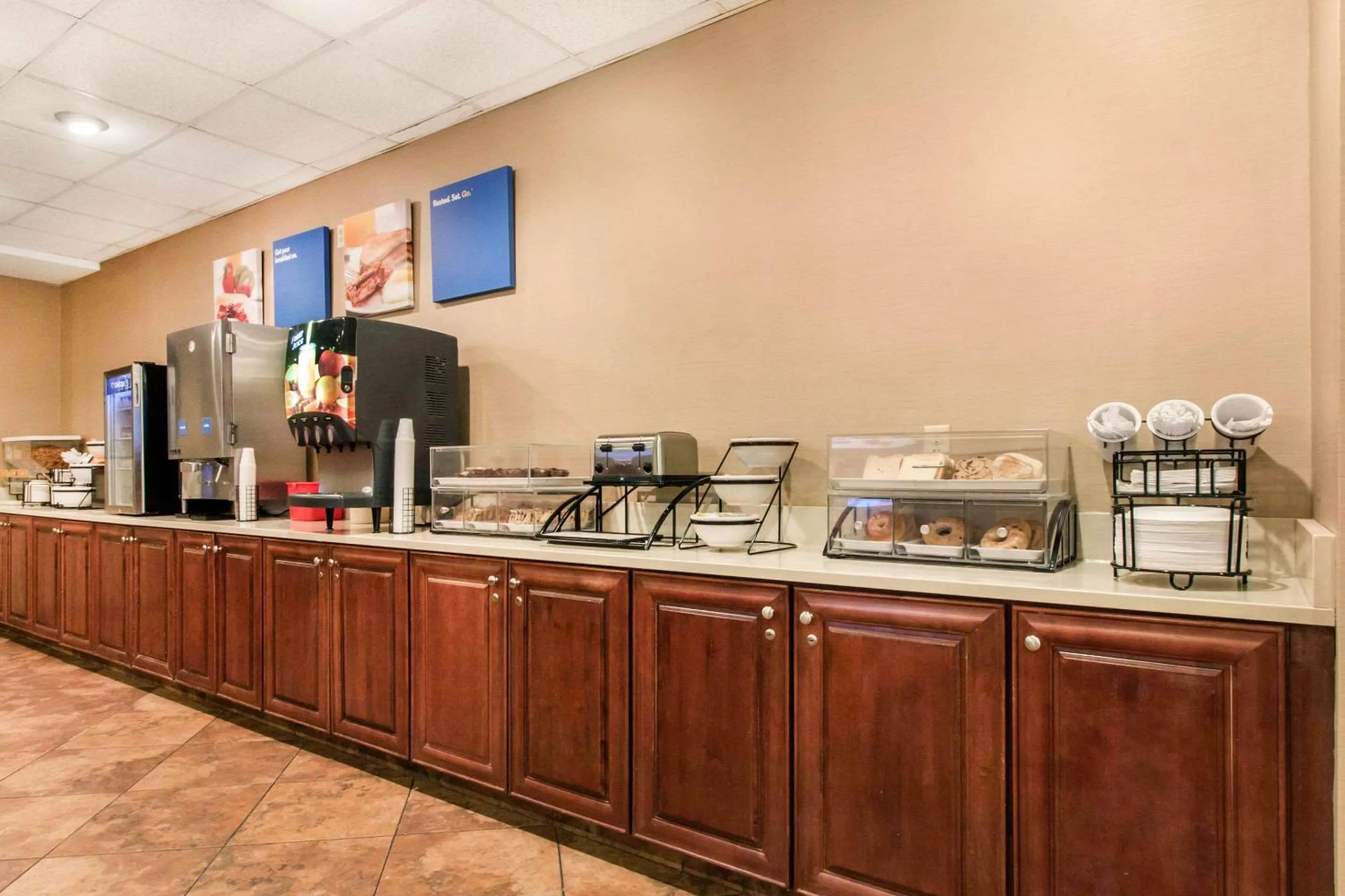Breakfast in Comfort Inn & Suites Omaha Central