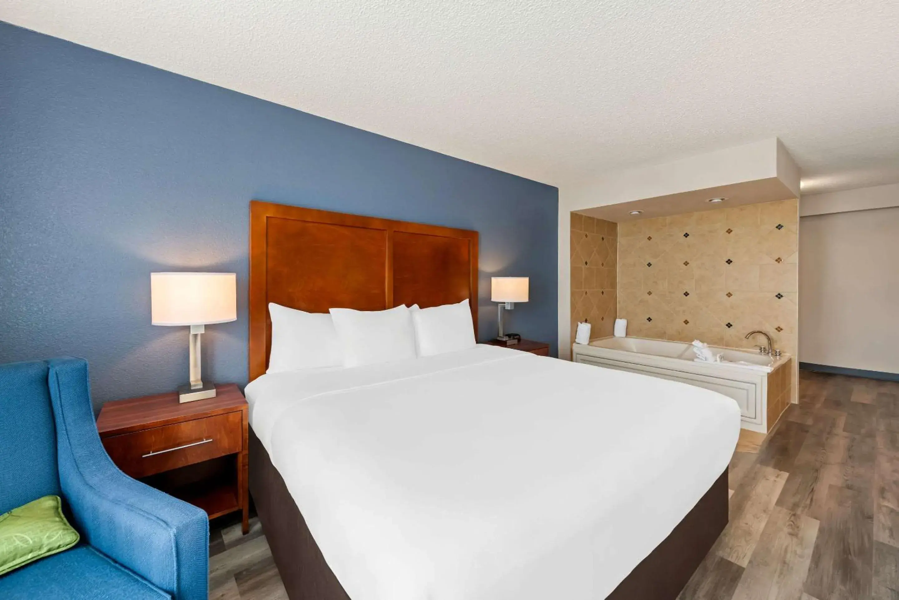 Bedroom, Bed in Comfort Inn & Suites Omaha Central Bedroom, Bed in Comfort Inn & Suites Omaha Central