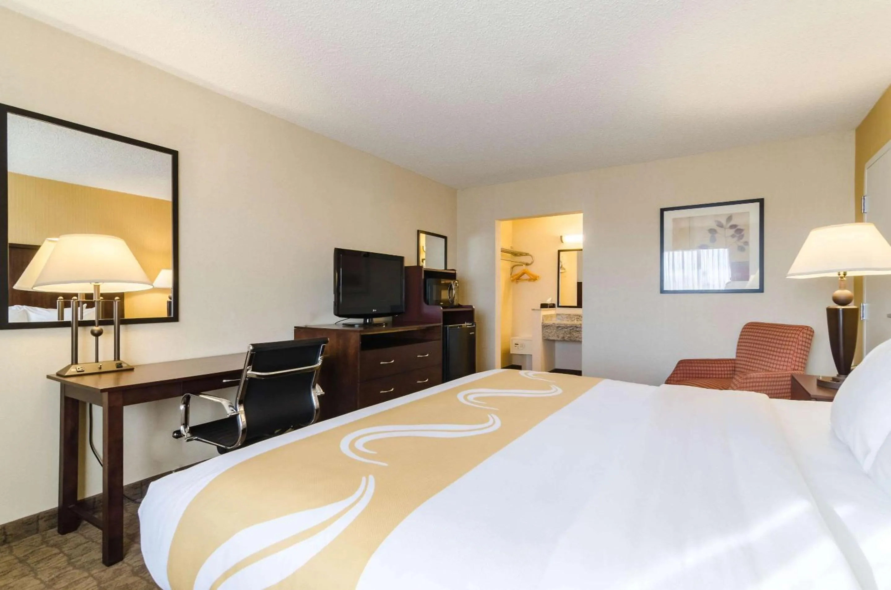 Photo of the whole room, Bed in Quality Inn & Suites Ogallala