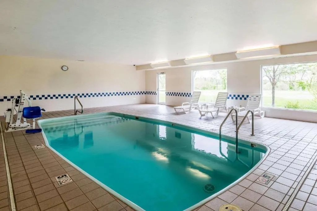 Pool view in Quality Inn