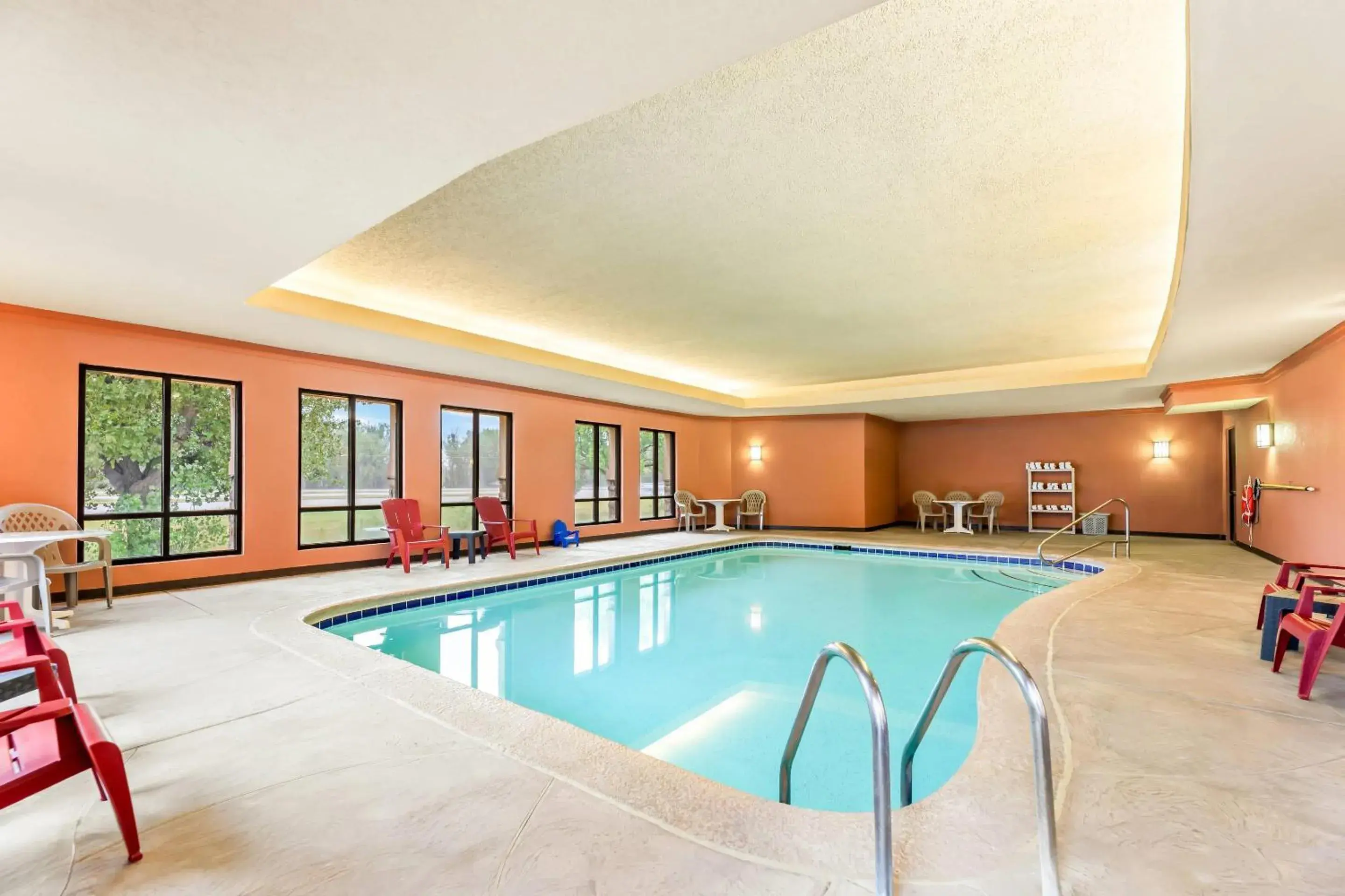 Swimming pool in Comfort Suites Gothenburg South Swimming pool in Comfort Suites Gothenburg South