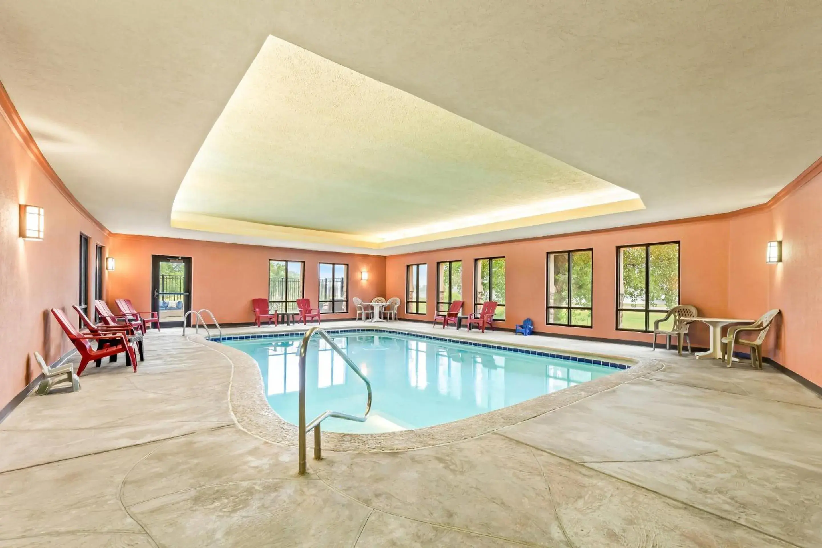 Swimming pool in Comfort Suites Gothenburg South Swimming pool in Comfort Suites Gothenburg South