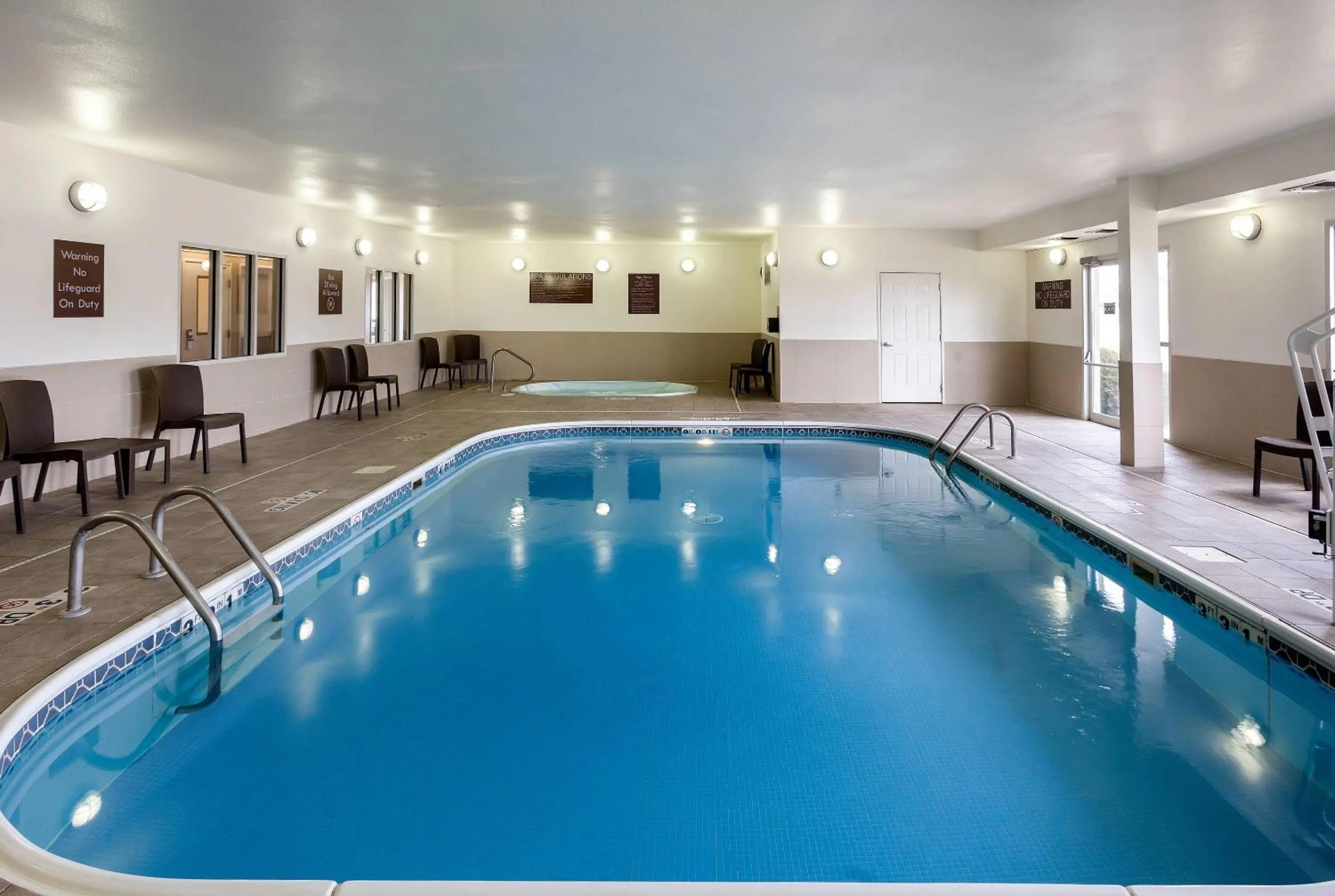 Swimming pool in Comfort Suites Lincoln North