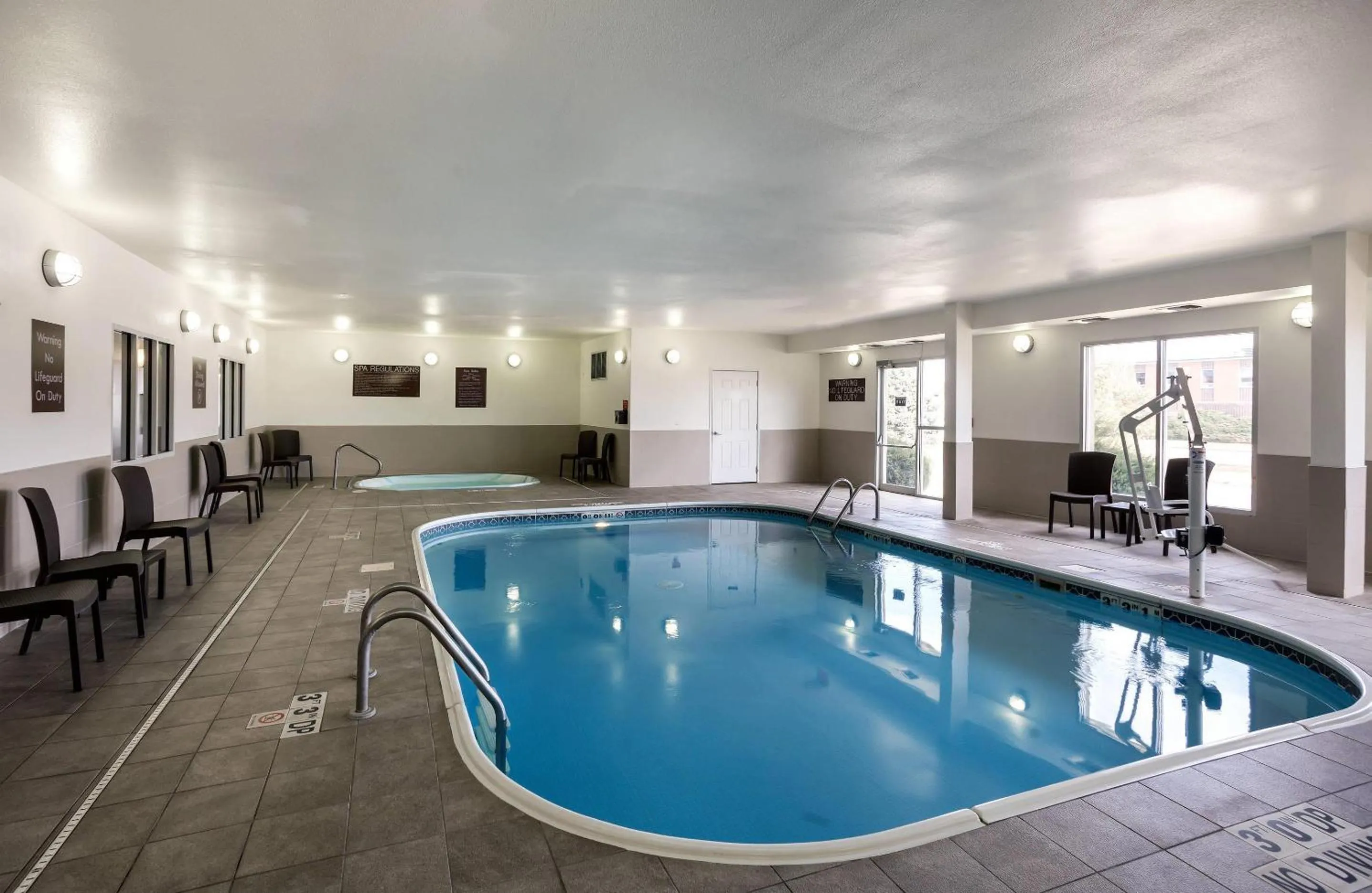 Swimming pool in Comfort Suites Lincoln North