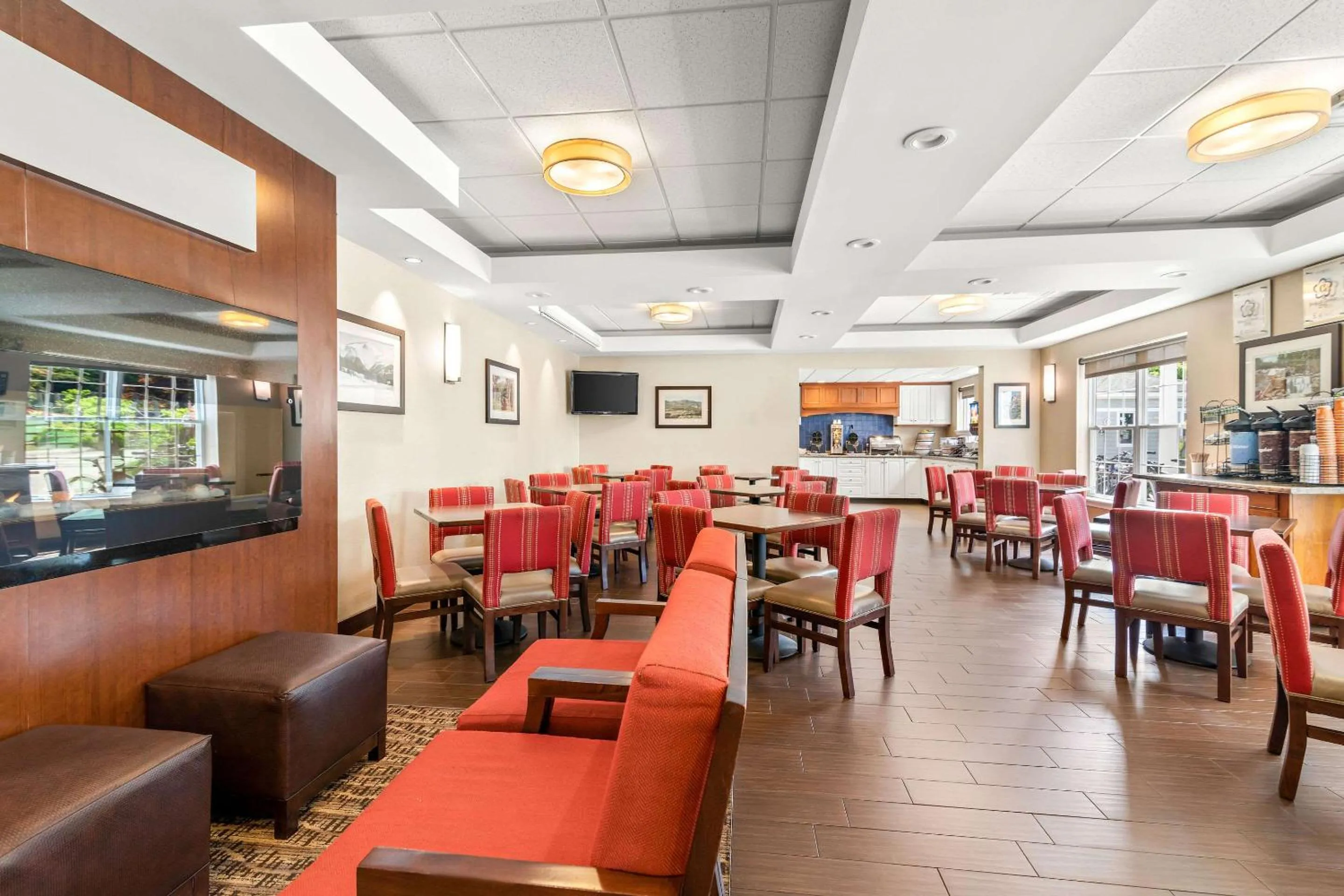 Breakfast in Comfort Inn & Suites North Conway