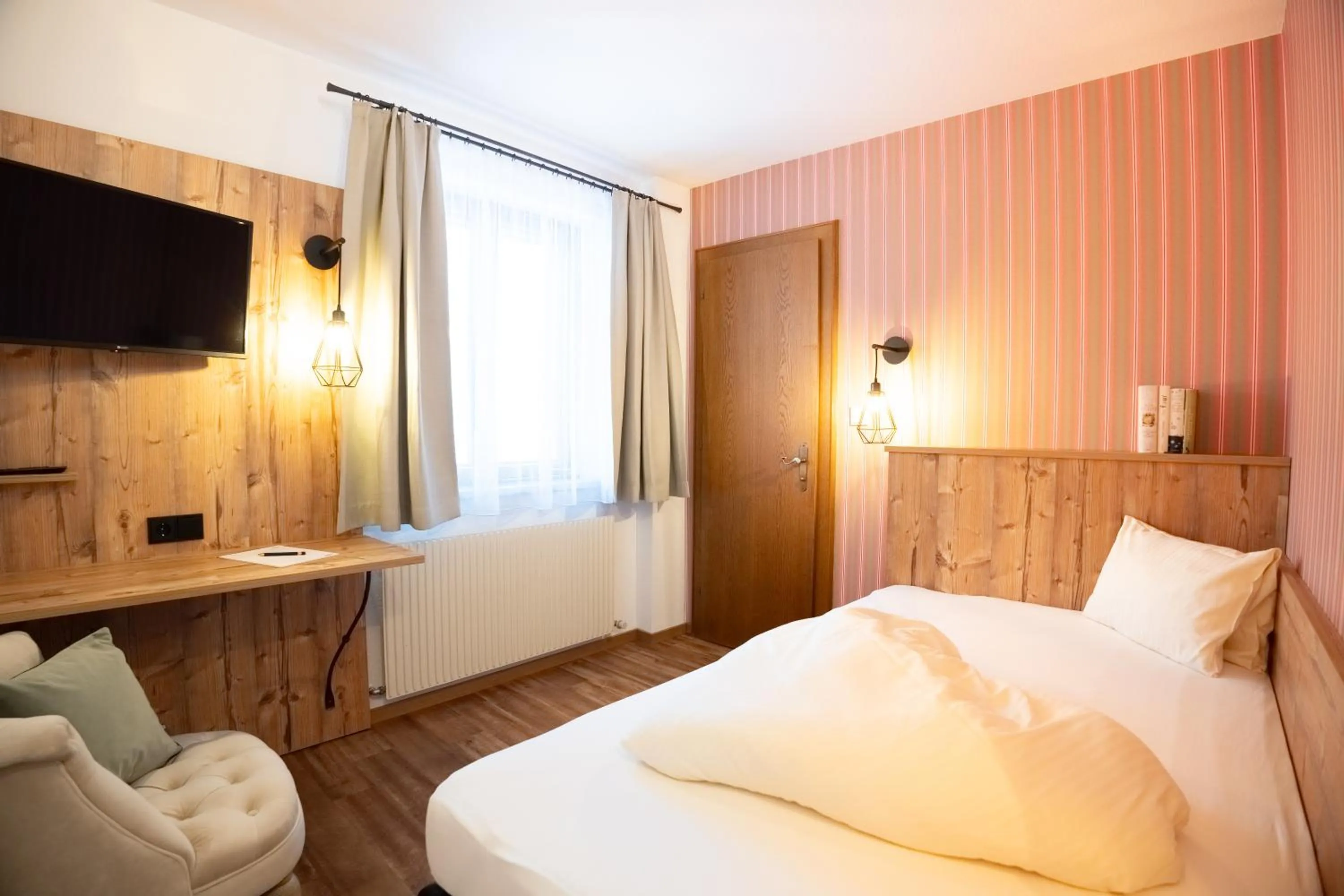 Photo of the whole room, Bed in Hotel Krone Tirol