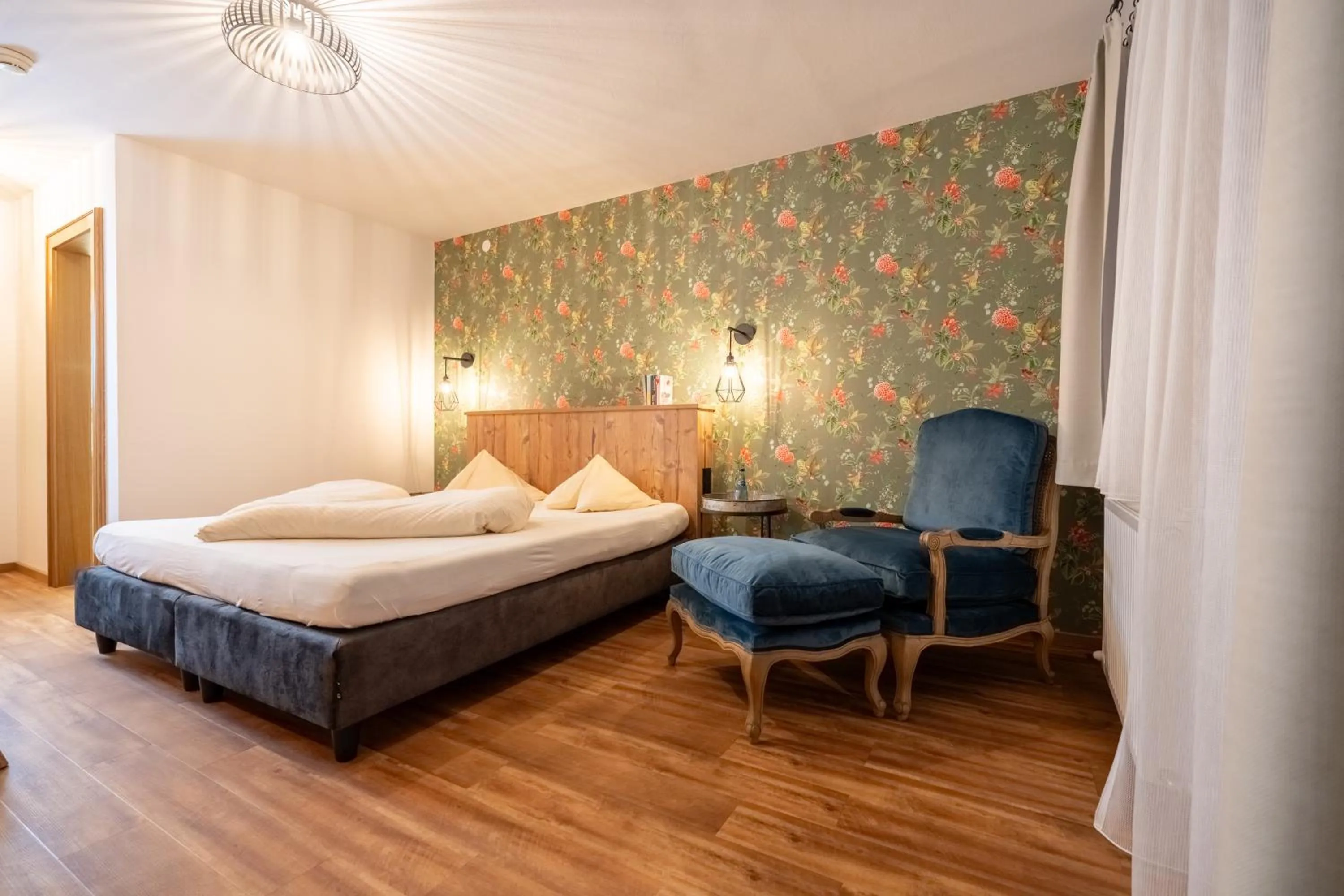 Photo of the whole room, Bed in Hotel Krone Tirol