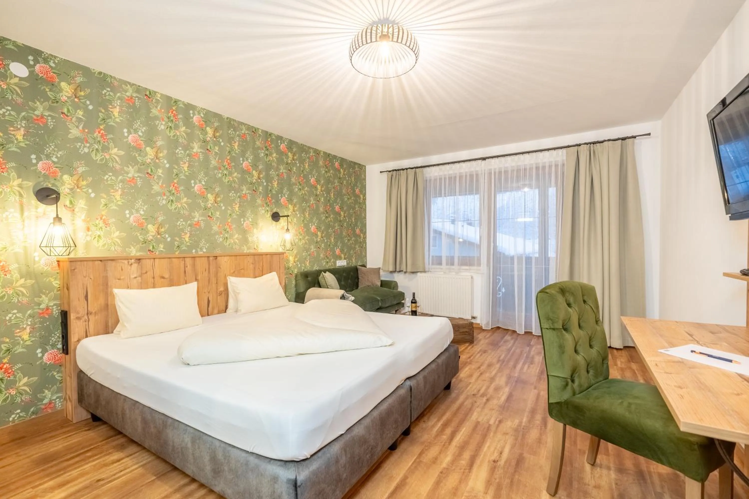 Photo of the whole room, Bed in Hotel Krone Tirol