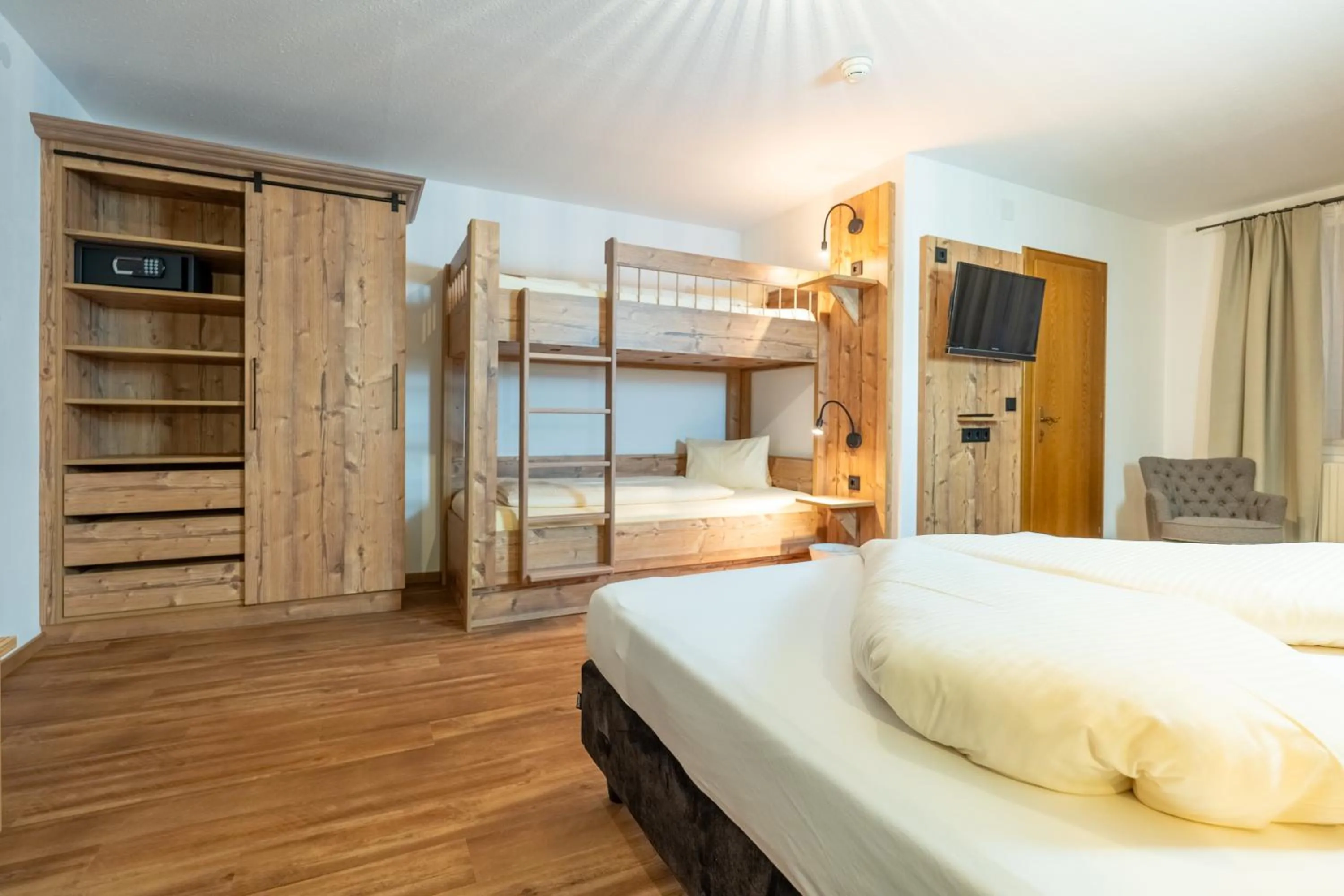 Photo of the whole room, Bed in Hotel Krone Tirol