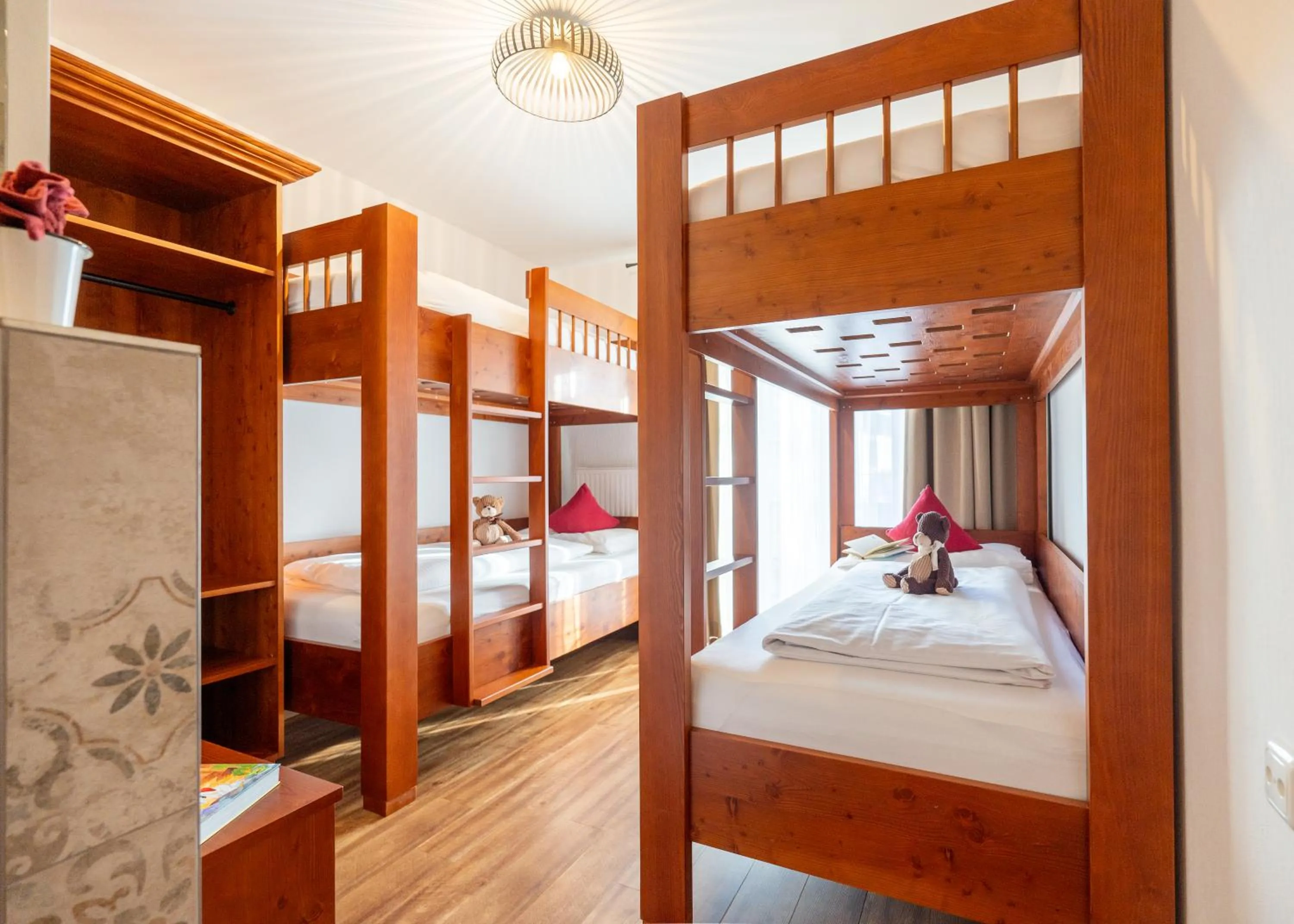 children, Bed in Hotel Krone Tirol