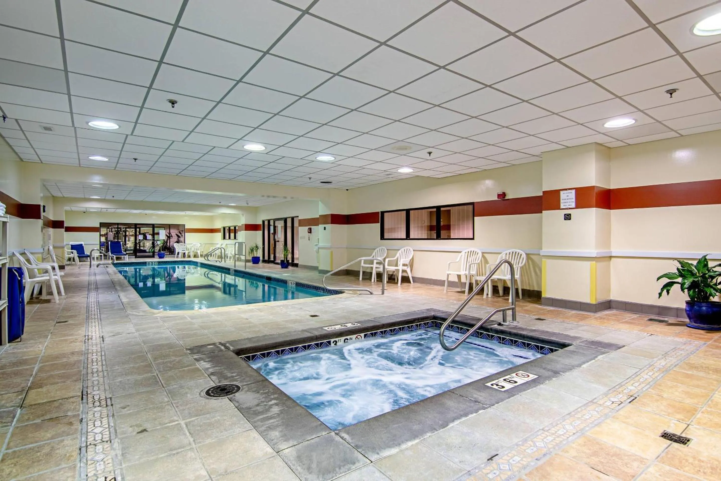 Swimming pool in Quality Inn