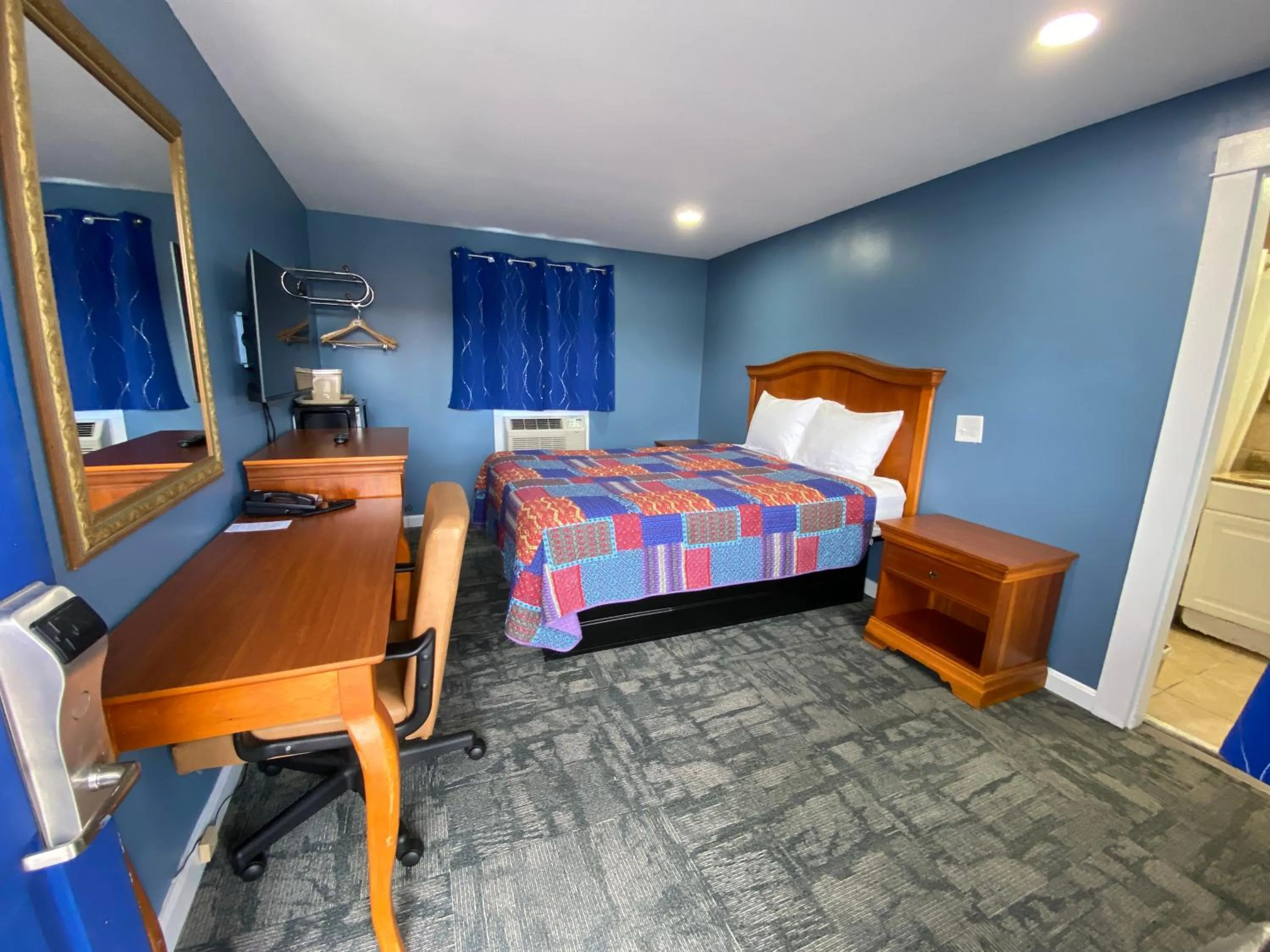 Bedroom, Bed in Royal Inn