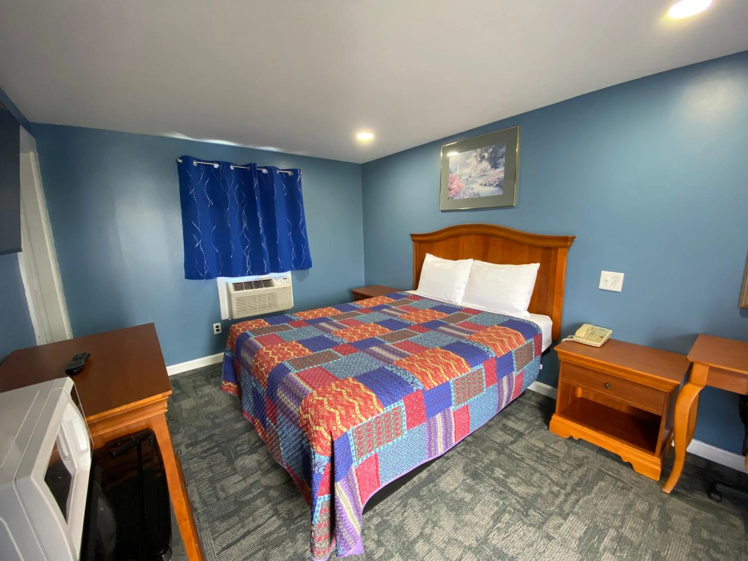 Bedroom, Bed in Royal Inn