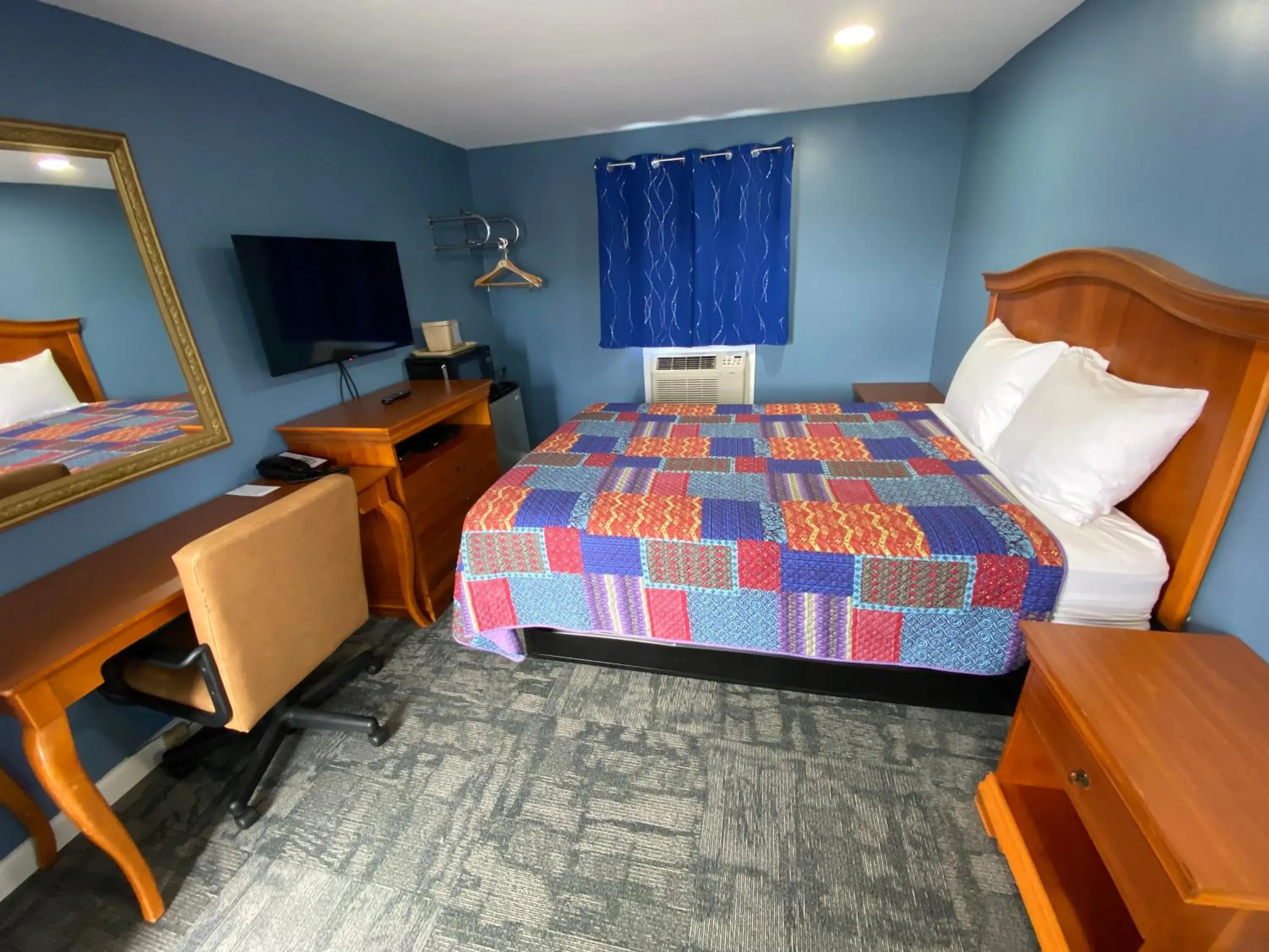 Bedroom, Bed in Royal Inn Bedroom, Bed in Royal Inn