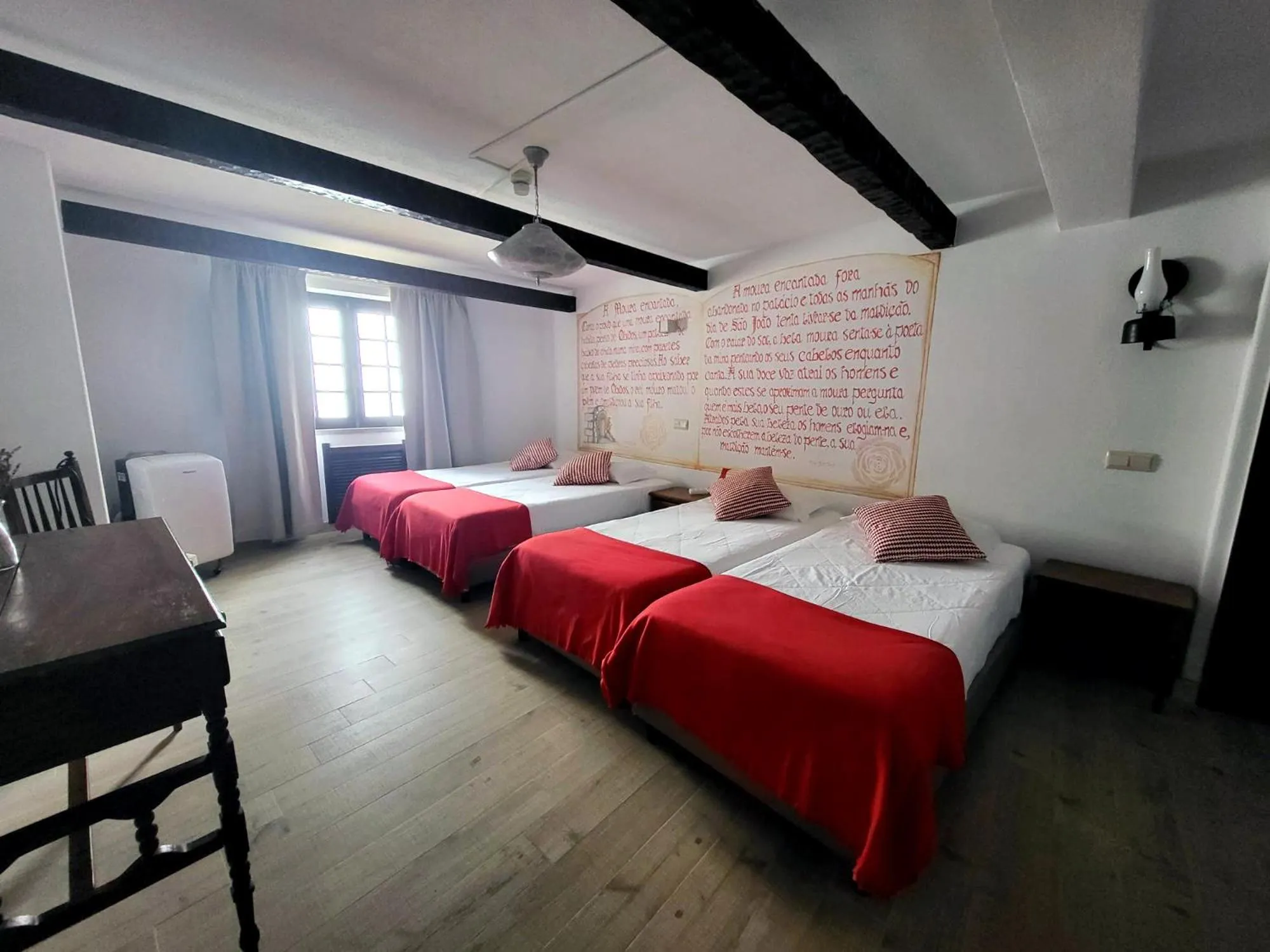 Bed in Rainha Santa Isabel - Óbidos History Hotel