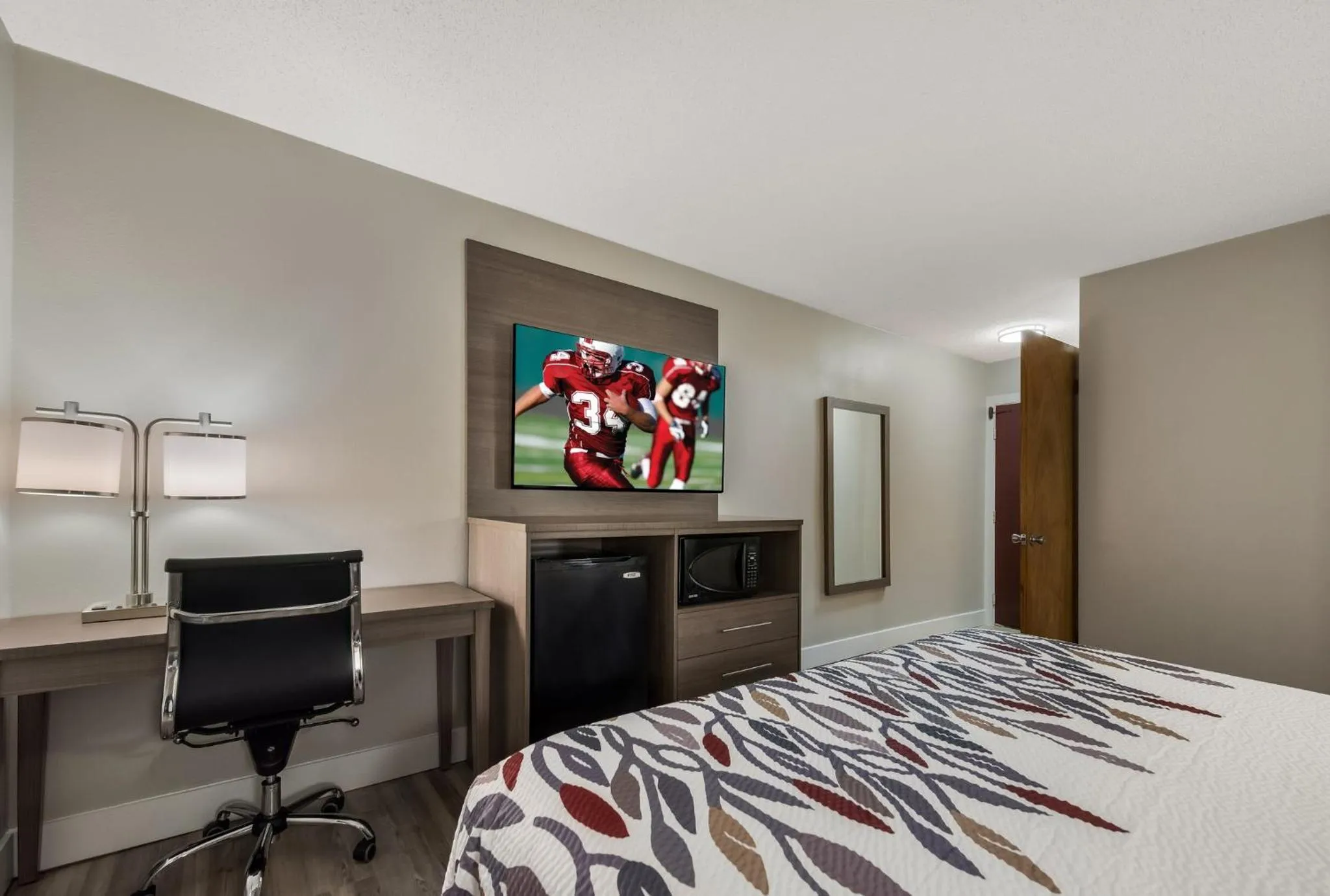 Photo of the whole room, Bed in Red Roof Inn & Suites Vineland - Buena