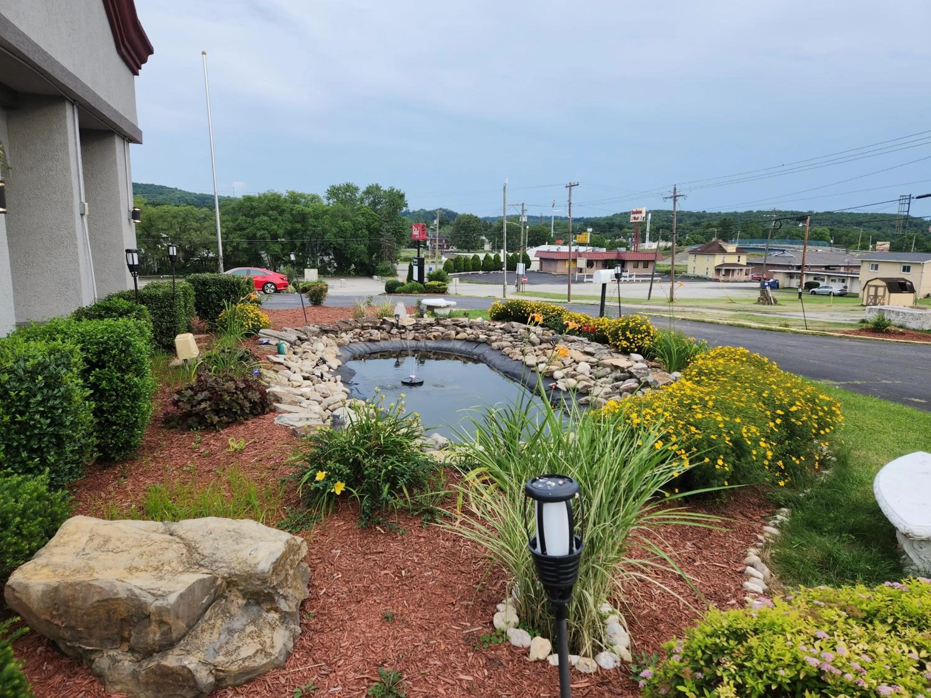 Garden in Red Roof Inn & Suites Vineland - Buena