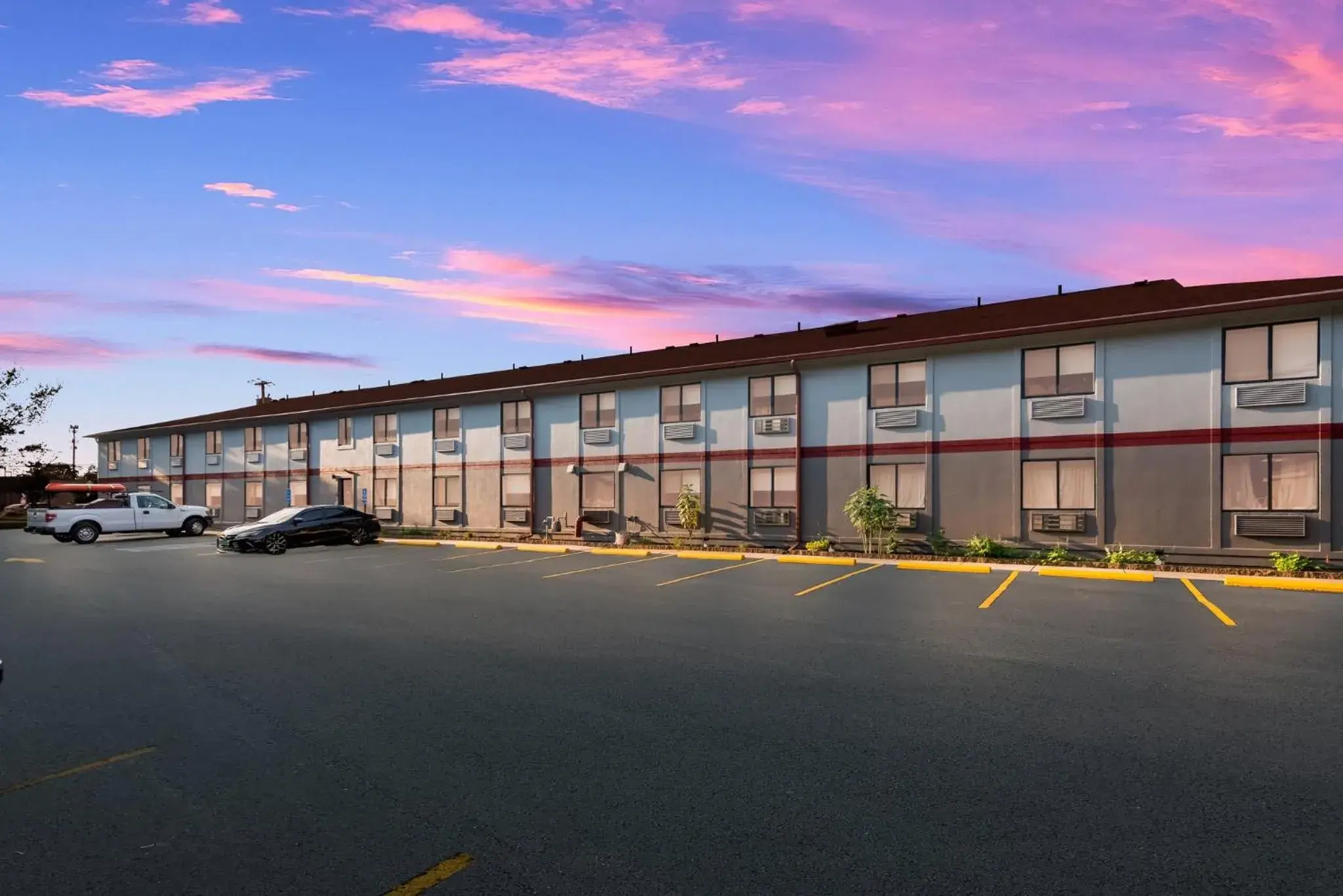 Property building in Red Roof Inn & Suites Vineland - Buena Property building in Red Roof Inn & Suites Vineland - Buena