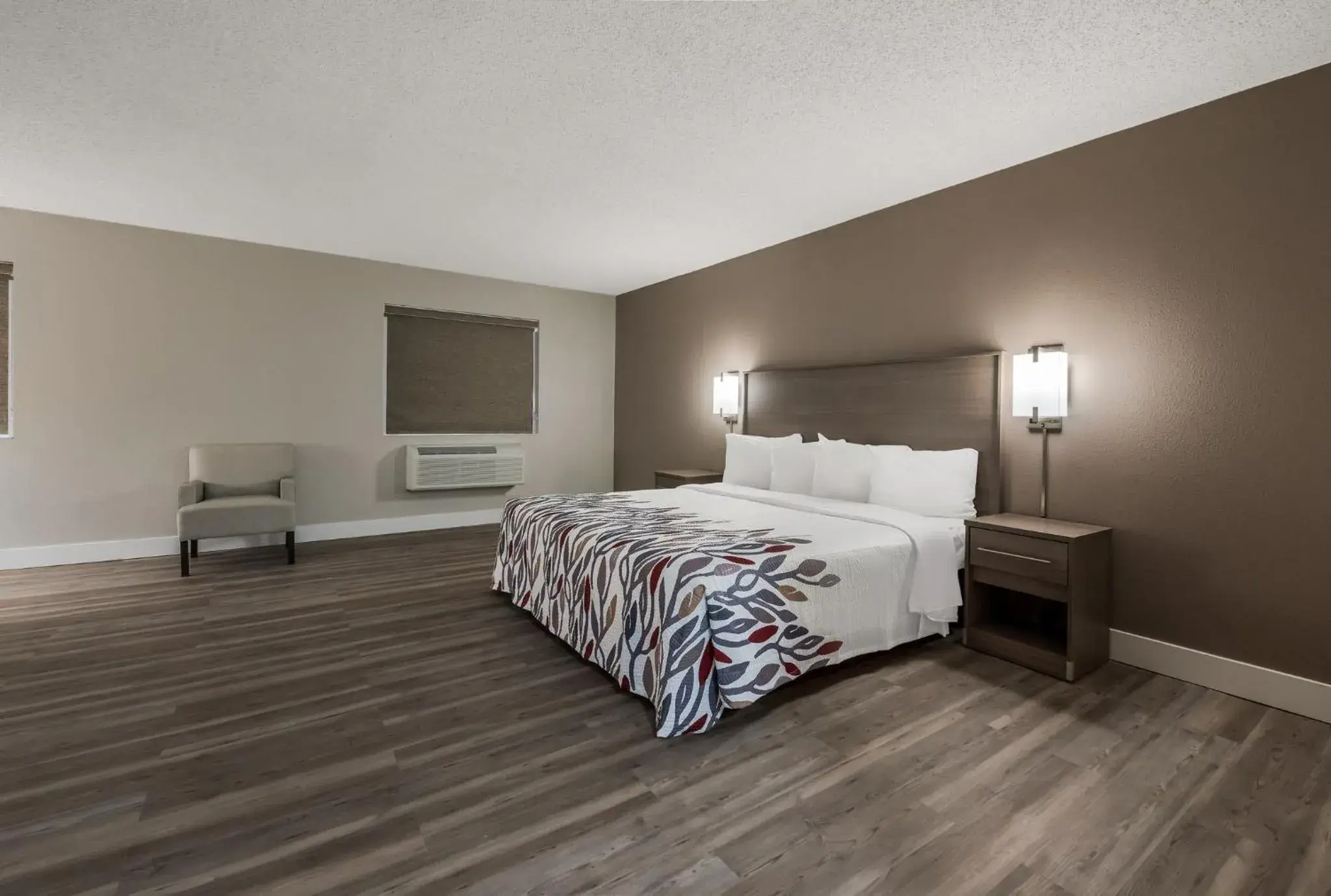 Photo of the whole room, Bed in Red Roof Inn & Suites Vineland - Buena Photo of the whole room, Bed in Red Roof Inn & Suites Vineland - Buena