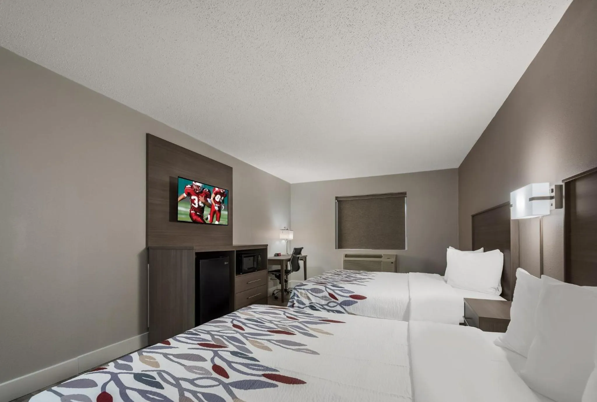 Photo of the whole room, Bed in Red Roof Inn & Suites Vineland - Buena