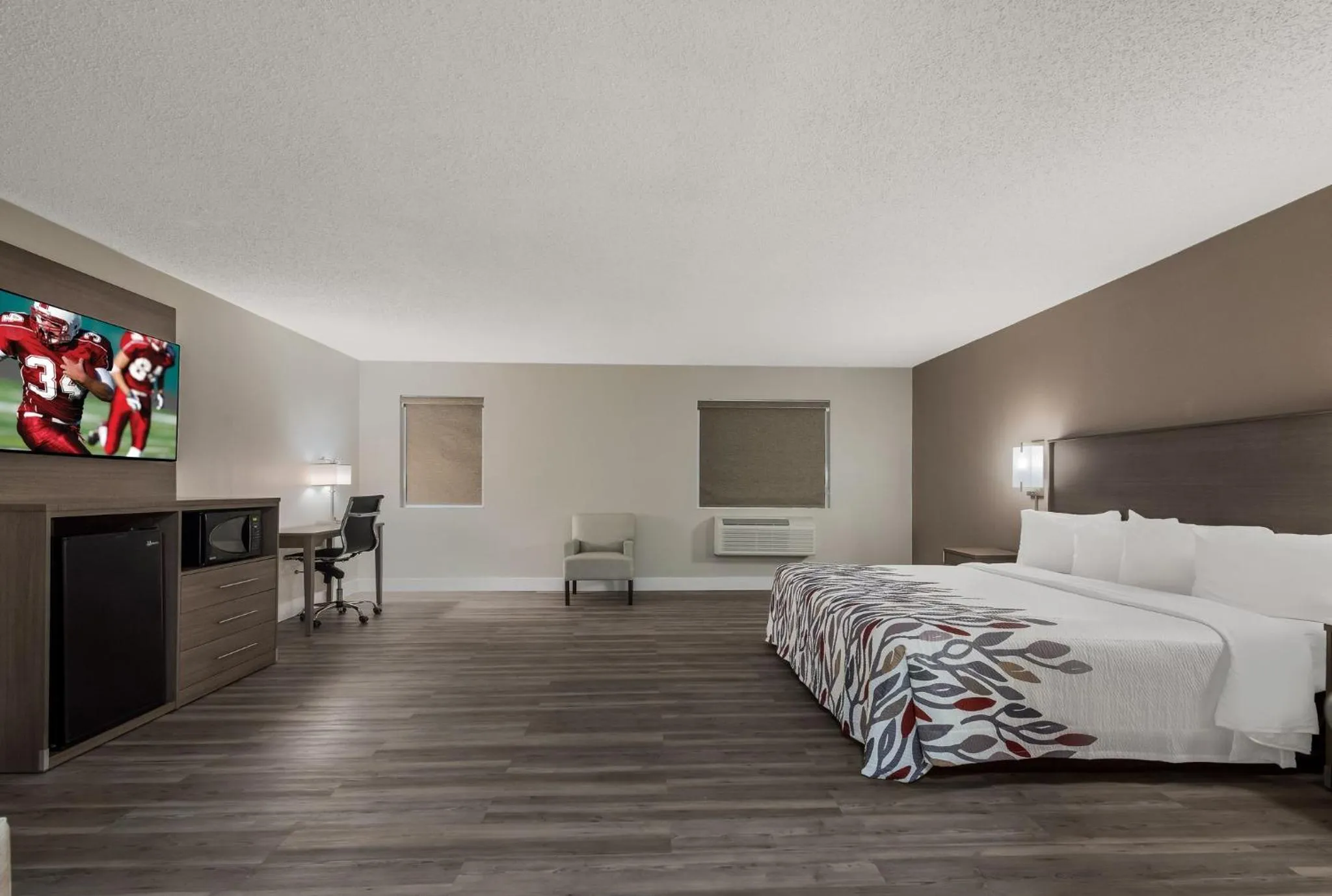 Bedroom, Bed in Red Roof Inn & Suites Vineland - Buena