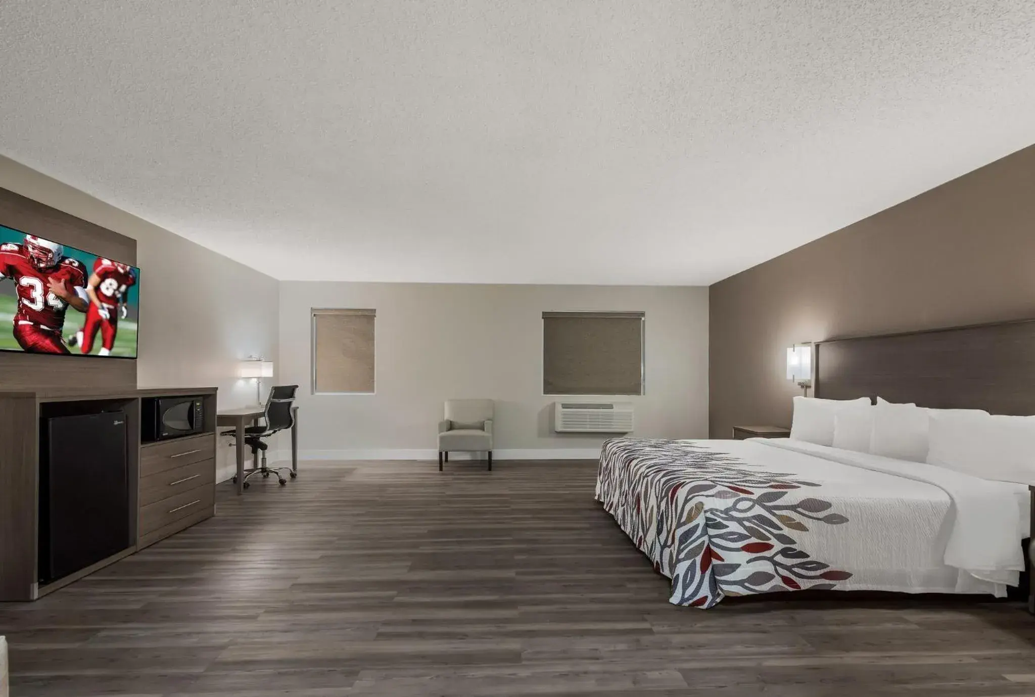 Photo of the whole room, Bed in Red Roof Inn & Suites Vineland - Buena Photo of the whole room, Bed in Red Roof Inn & Suites Vineland - Buena