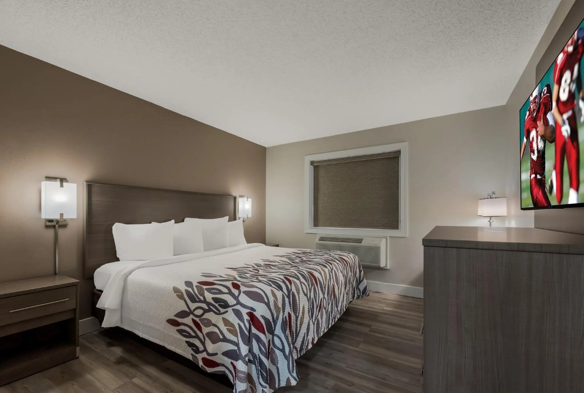 Photo of the whole room, Bed in Red Roof Inn & Suites Vineland - Buena