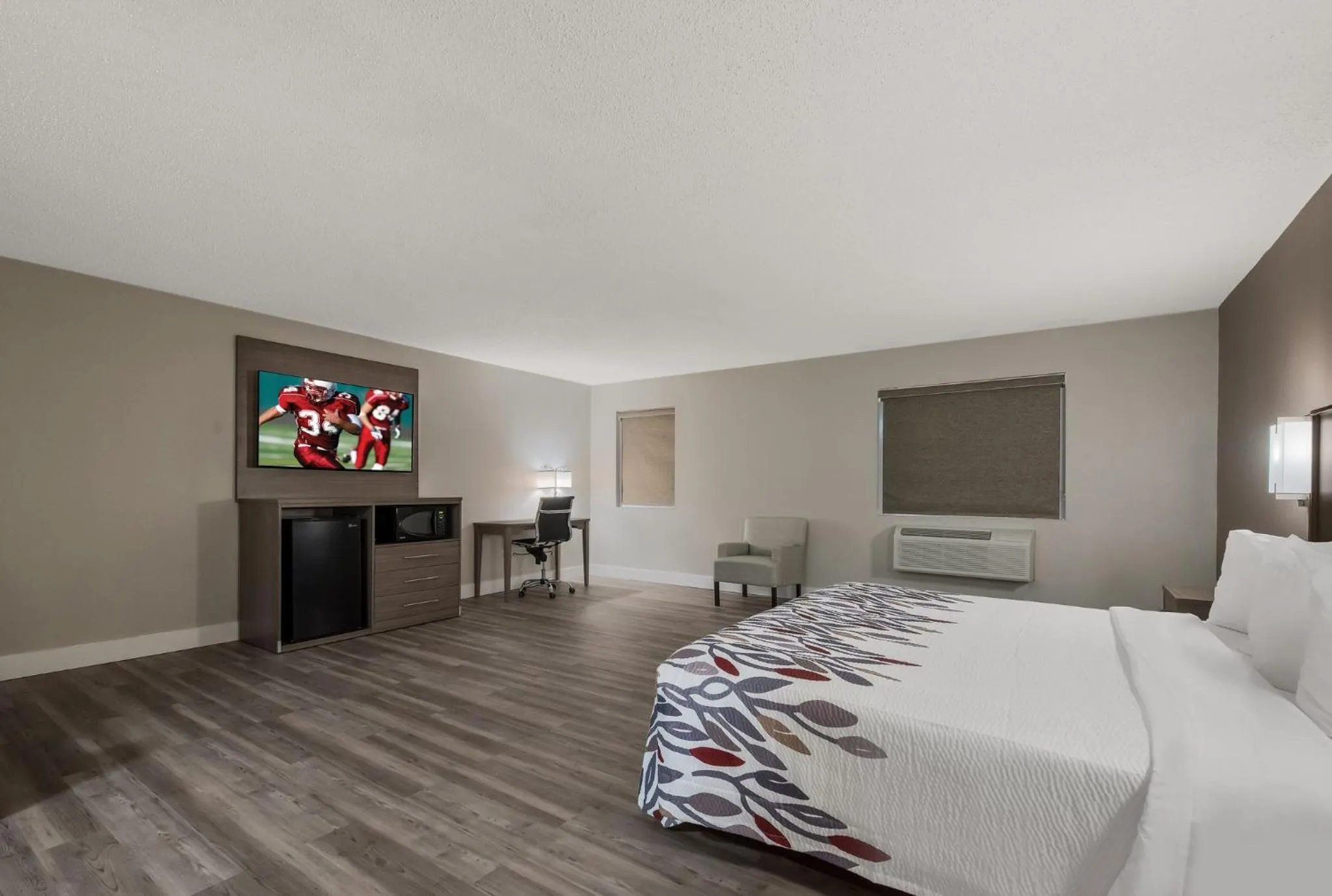 Bedroom, Bed in Red Roof Inn & Suites Vineland - Buena