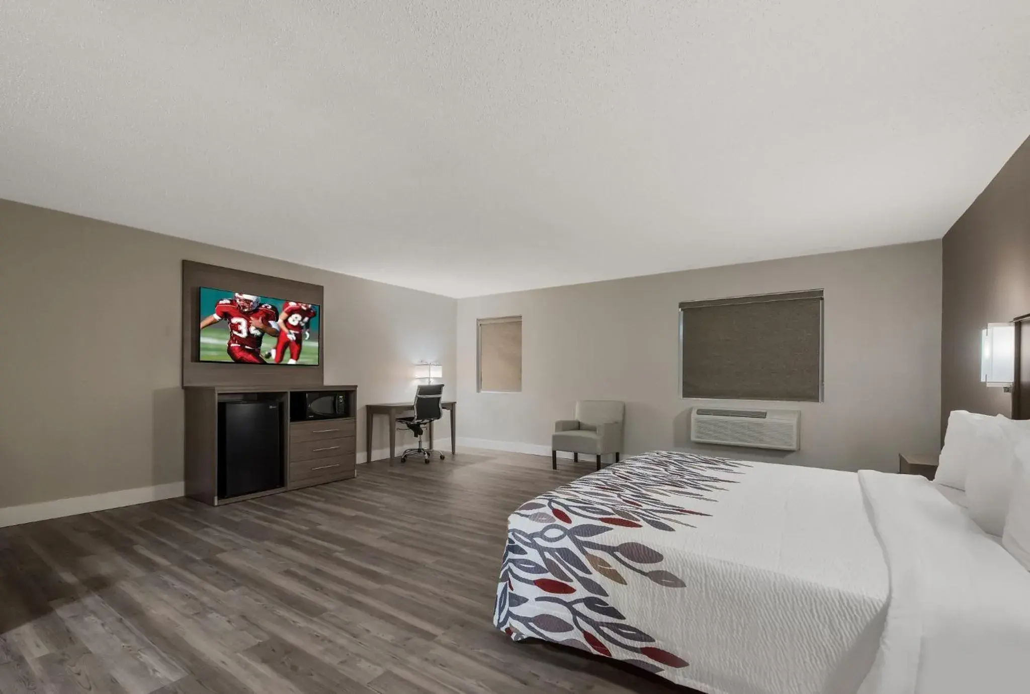 Photo of the whole room, Bed in Red Roof Inn & Suites Vineland - Buena Photo of the whole room, Bed in Red Roof Inn & Suites Vineland - Buena