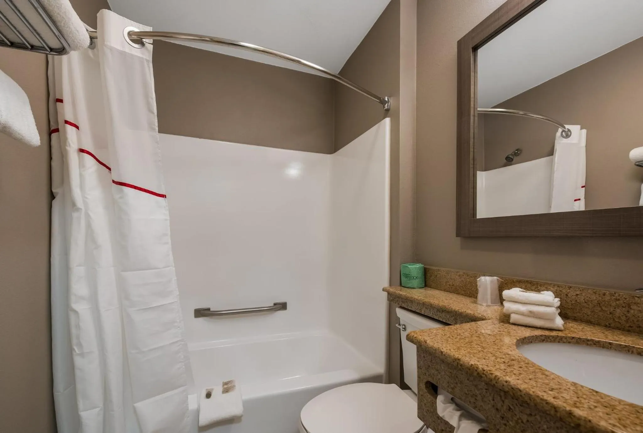 Bathroom in Red Roof Inn & Suites Vineland - Buena