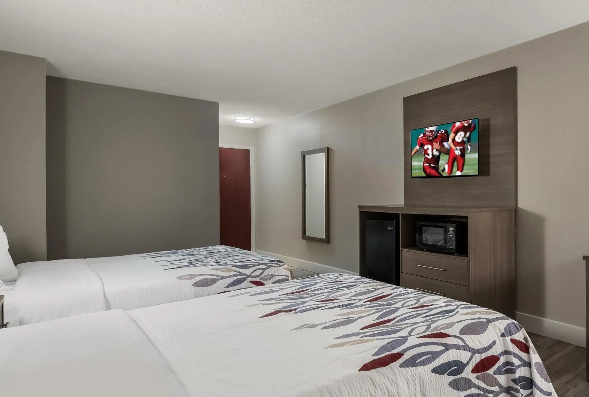 Photo of the whole room, Bed in Red Roof Inn & Suites Vineland - Buena