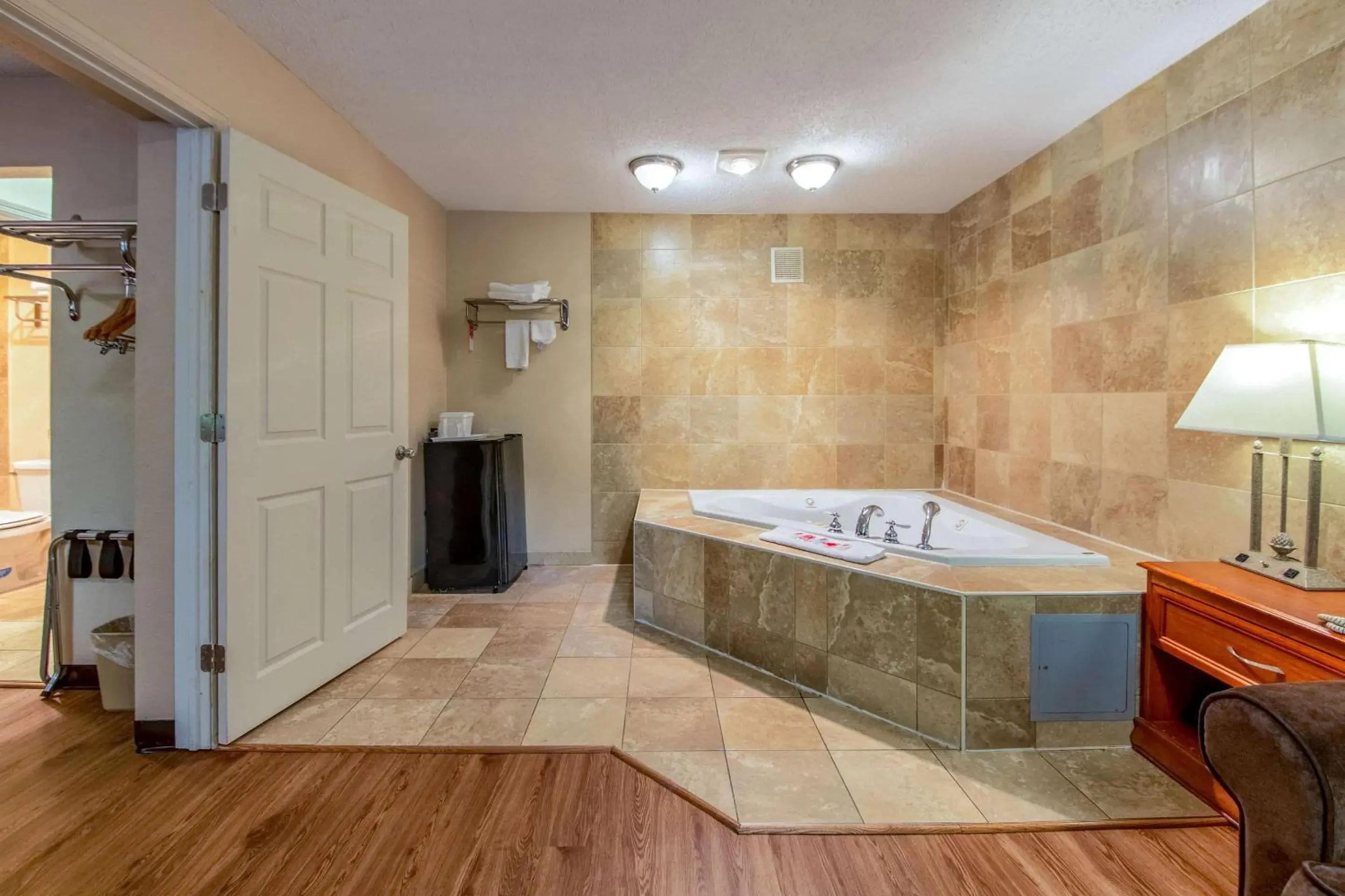 Photo of the whole room, Bed in Econo Lodge Mount Laurel Photo of the whole room, Bed in Econo Lodge Mount Laurel