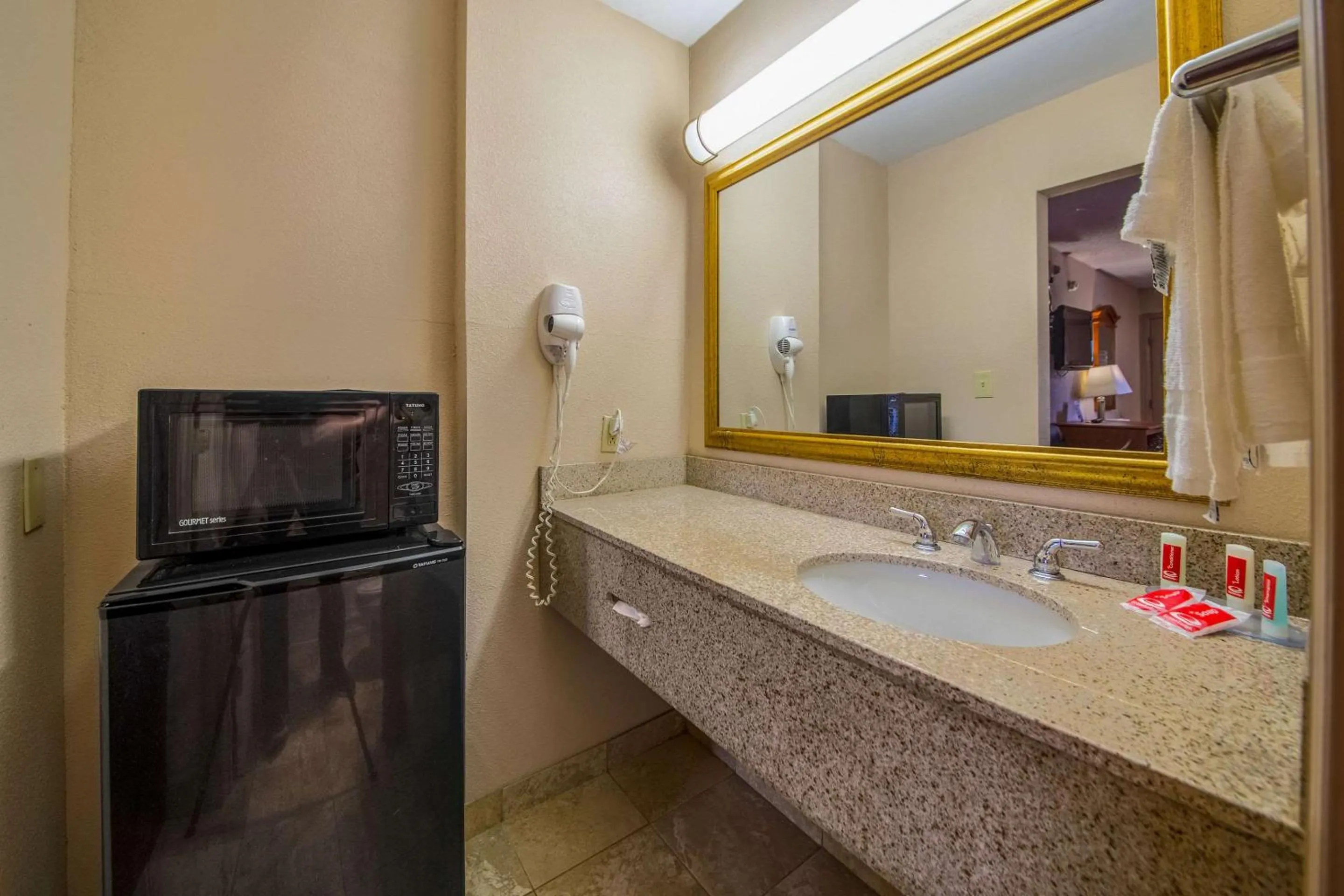 Photo of the whole room in Econo Lodge Mount Laurel - Philadelphia East