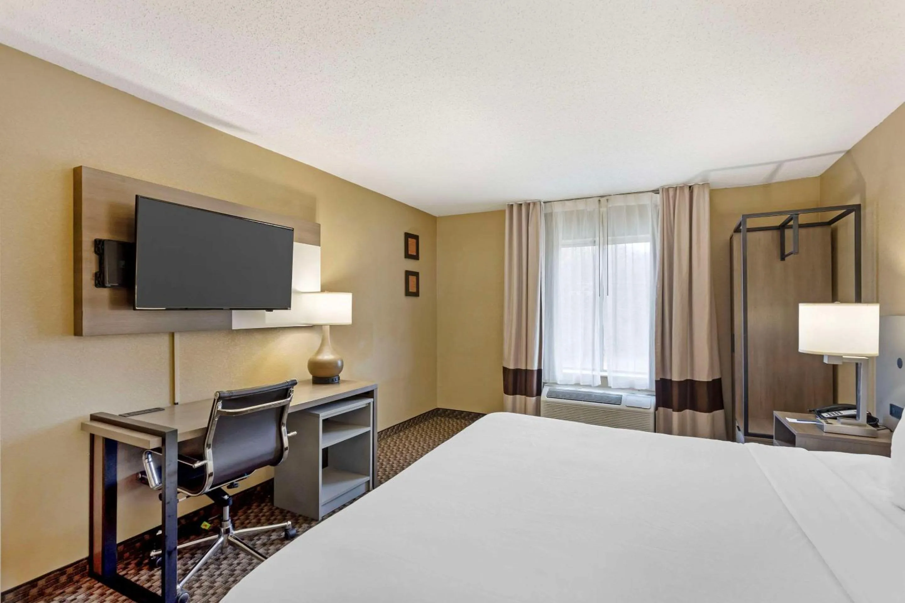 Bedroom, Bed in Comfort Inn & Suites Carneys Point