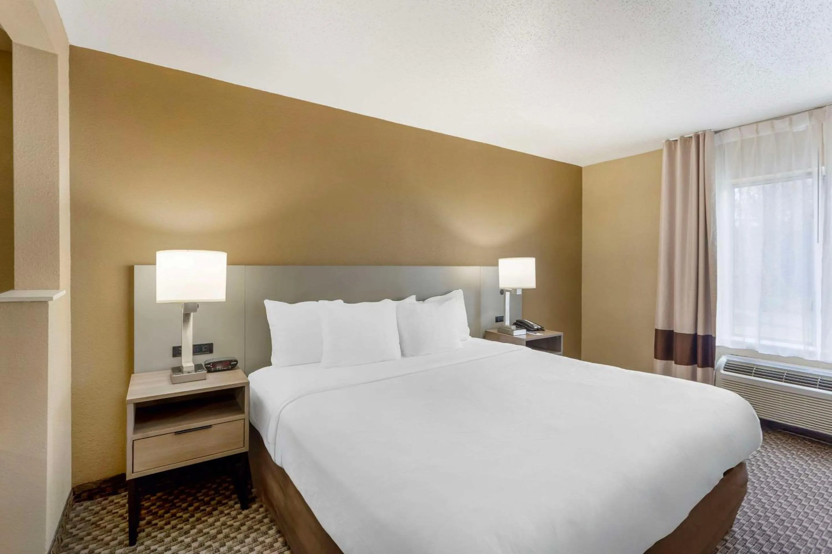 Bedroom, Bed in Comfort Inn & Suites Carneys Point