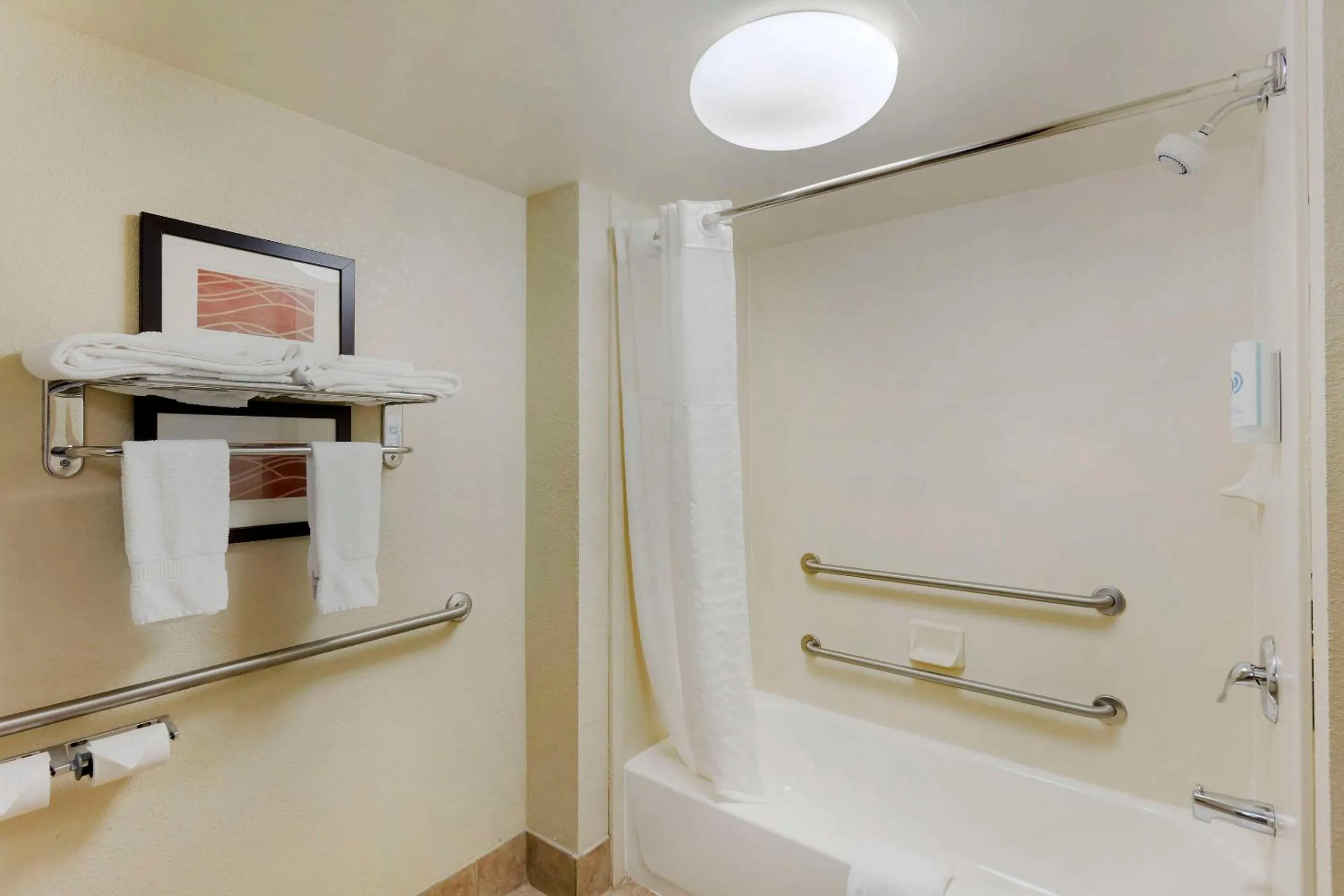 Bedroom in Comfort Inn & Suites Carneys Point