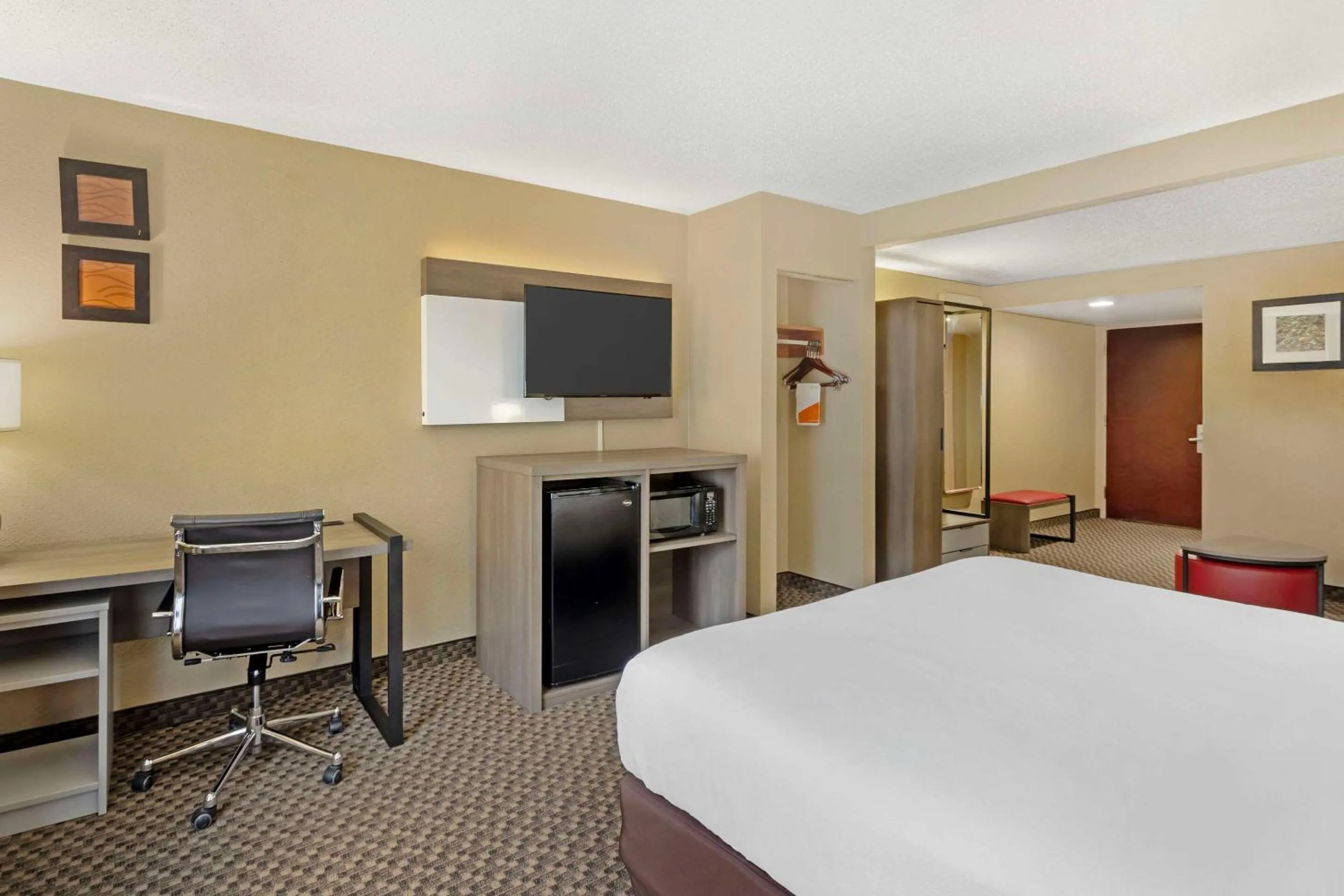 Bedroom, Bed in Comfort Inn & Suites Carneys Point