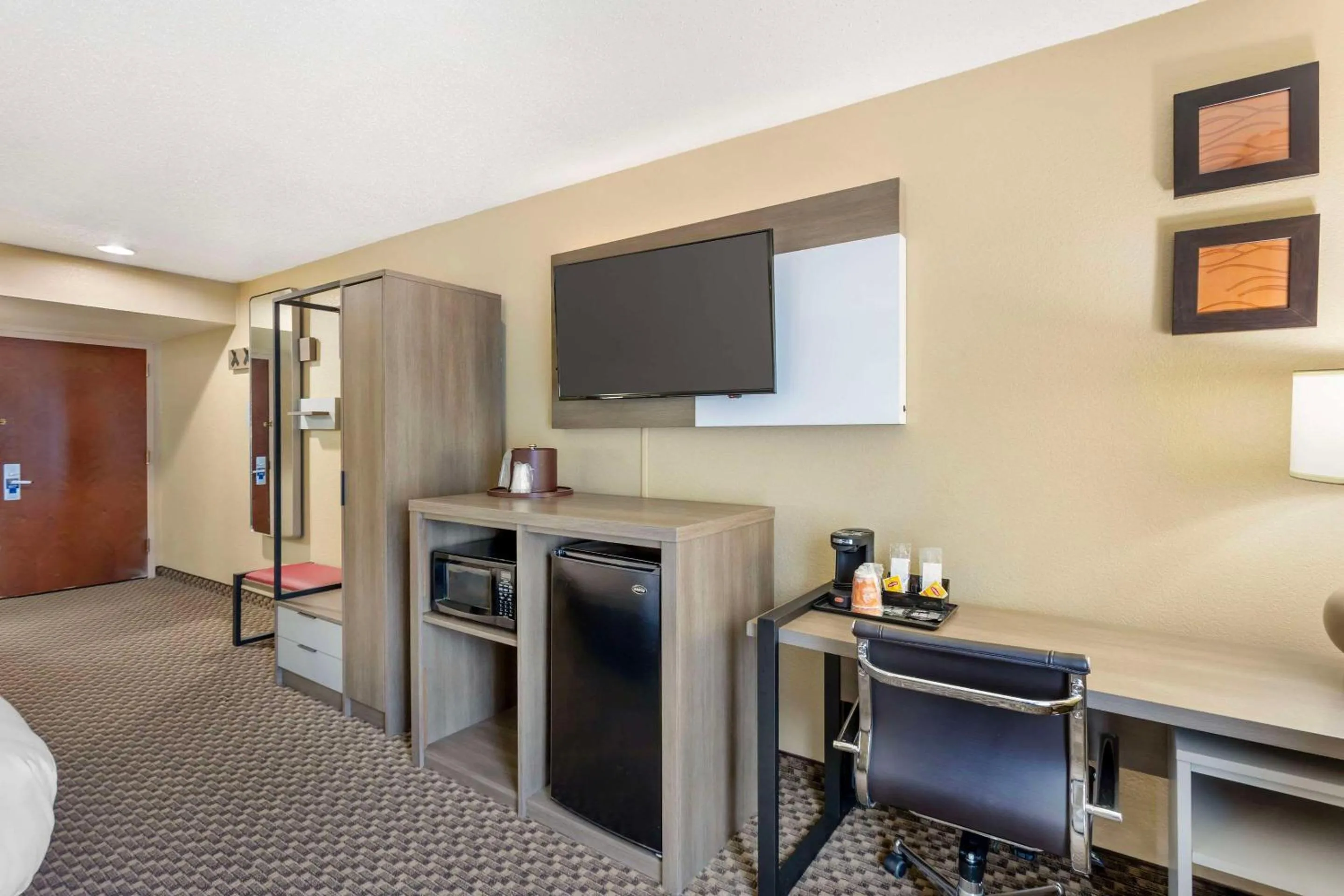 Bedroom in Comfort Inn & Suites Carneys Point