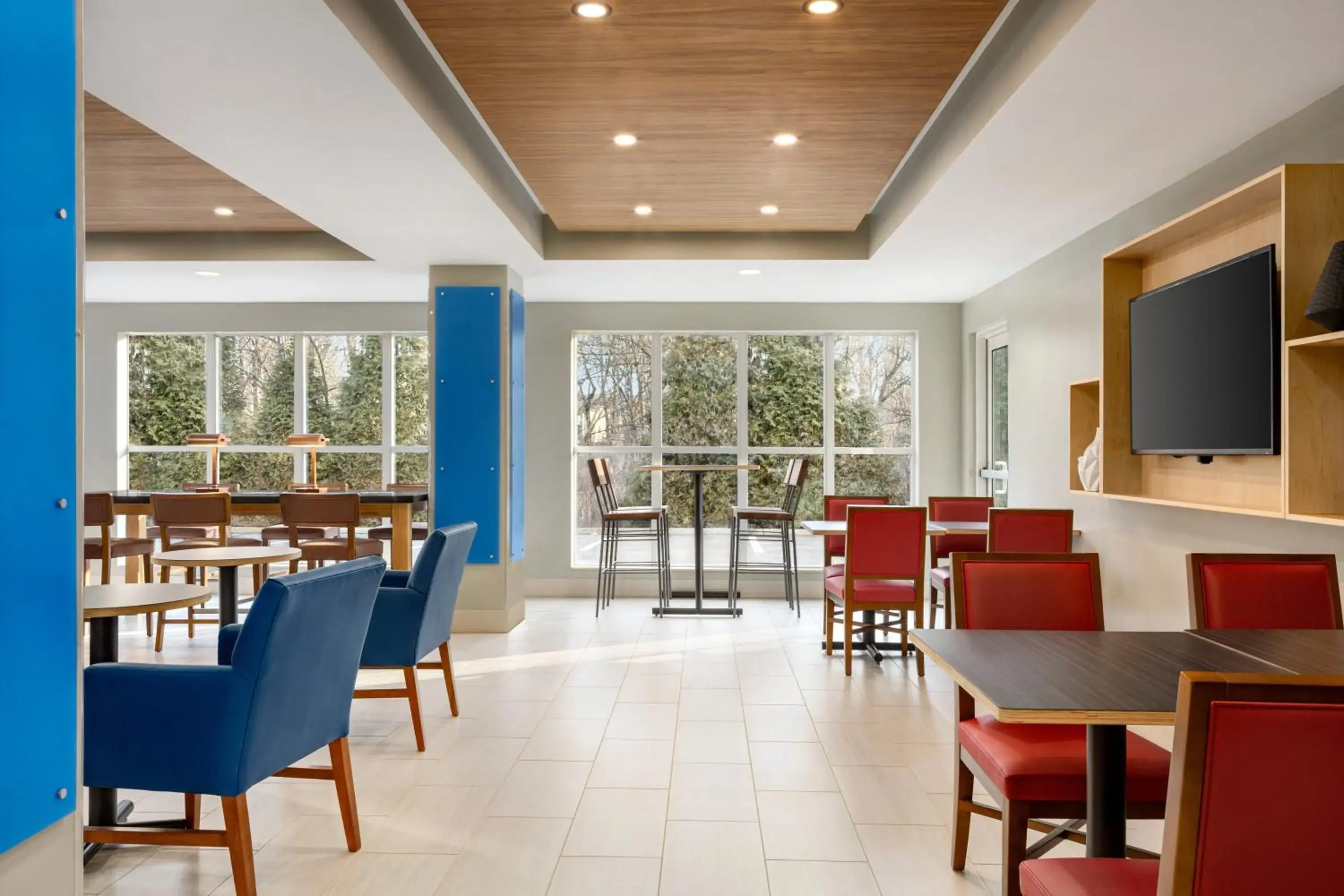 Breakfast in Holiday Inn Express & Suites Philadelphia - Mt Laurel by IHG Breakfast in Holiday Inn Express & Suites Philadelphia - Mt Laurel by IHG
