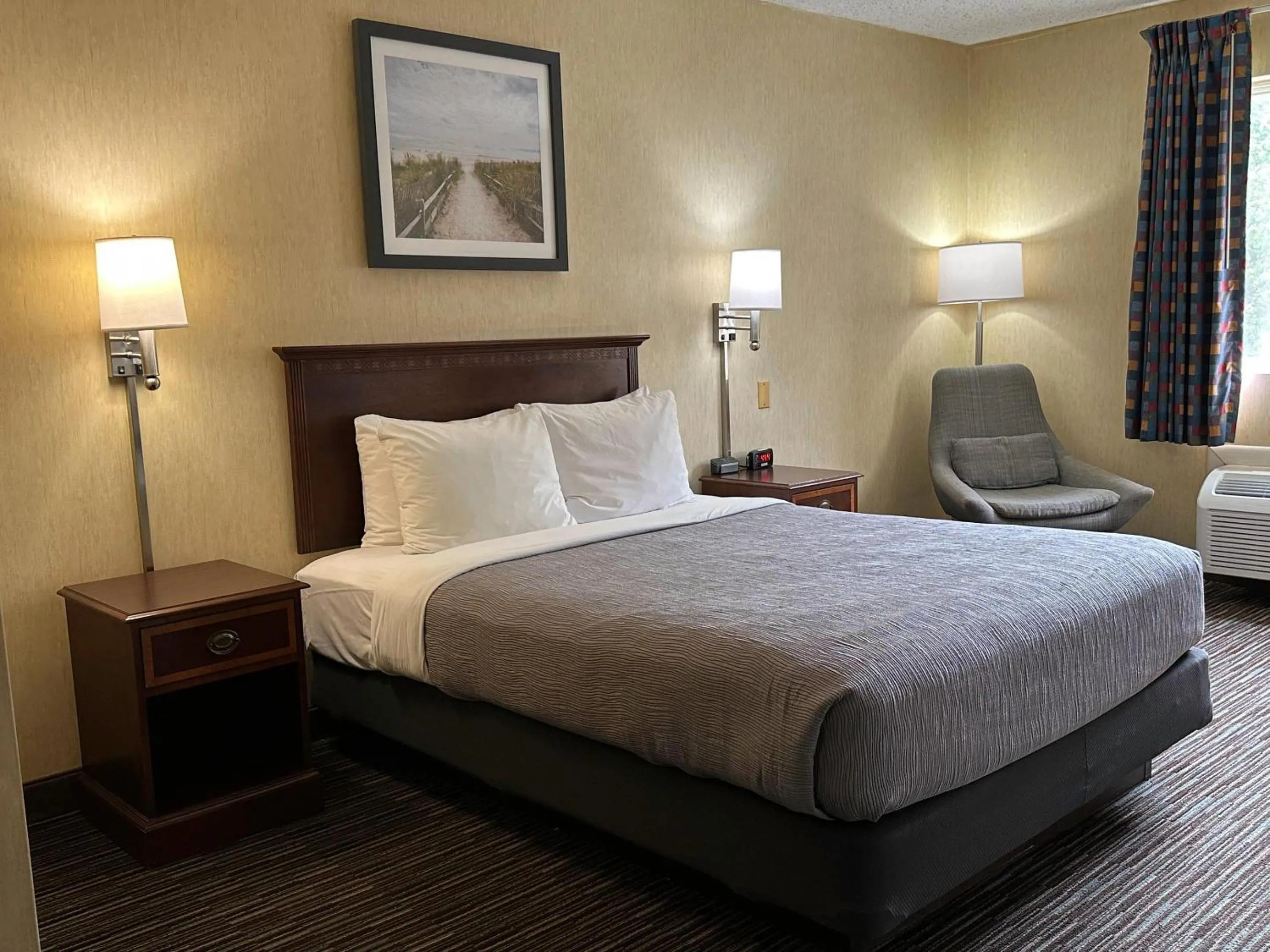 Bedroom, Bed in Quality Inn near Toms River Corporate Park