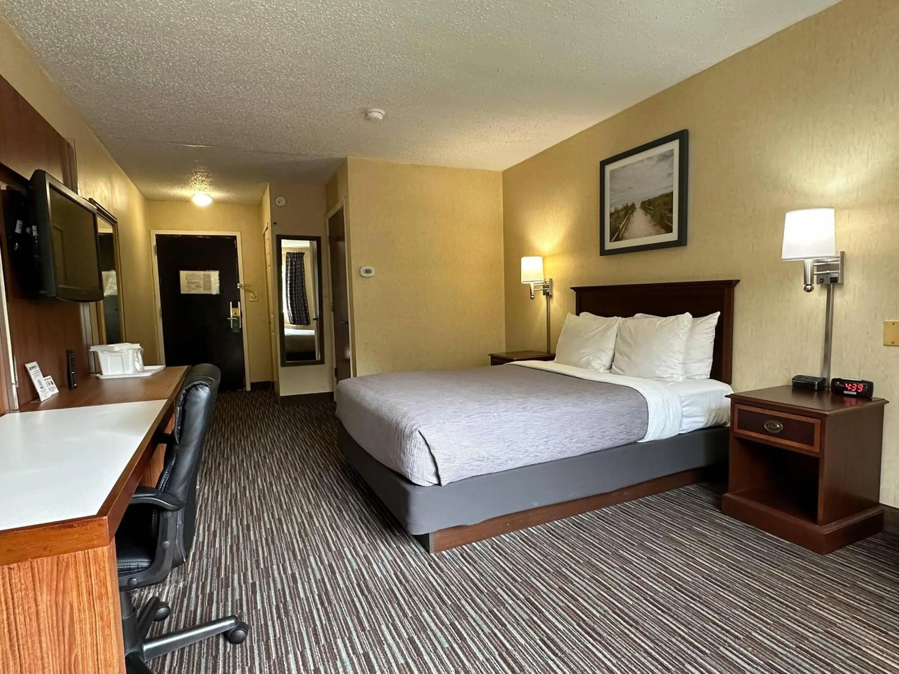 Bedroom, Bed in Quality Inn near Toms River Corporate Park