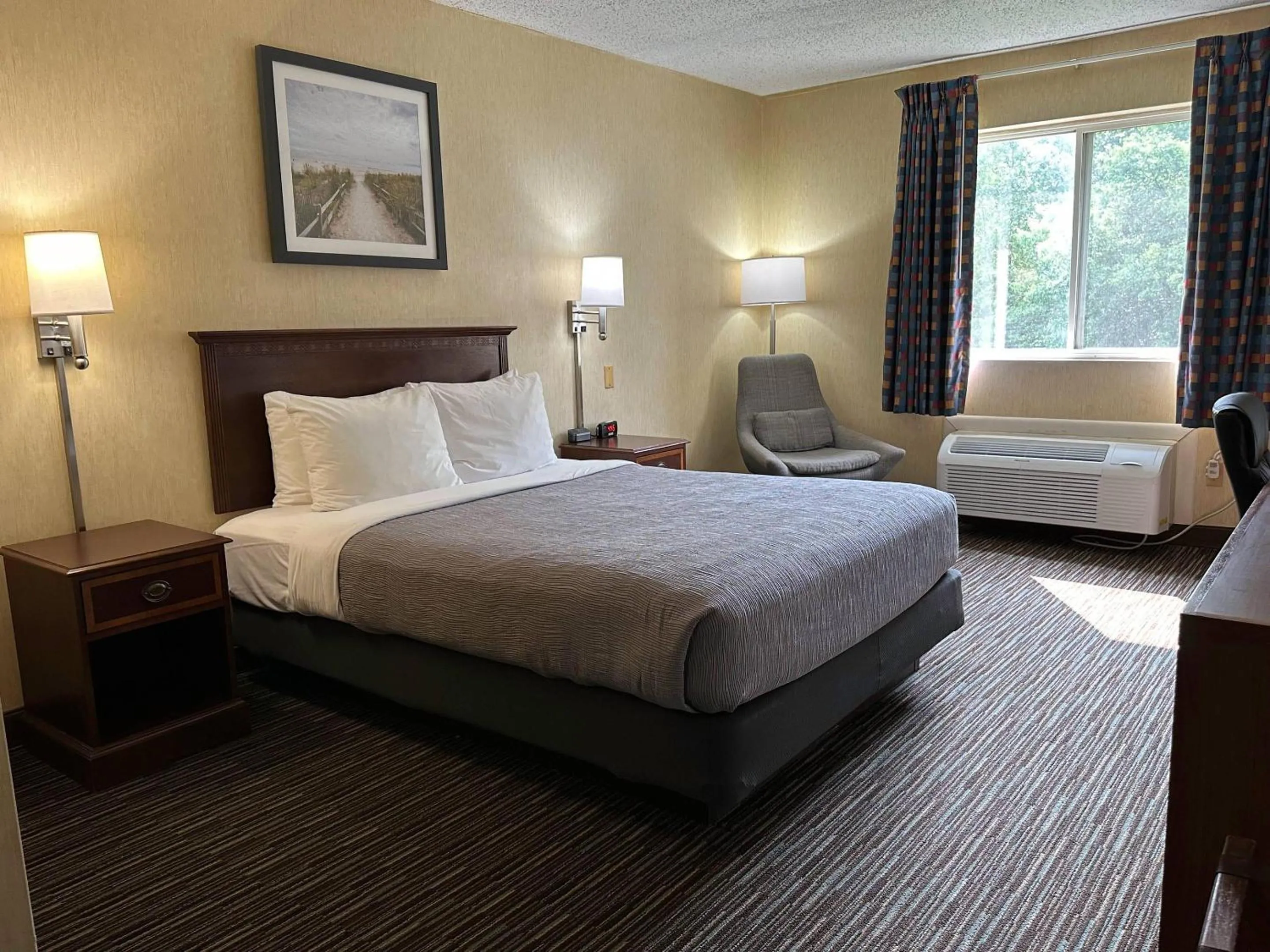 Bedroom, Bed in Quality Inn near Toms River Corporate Park
