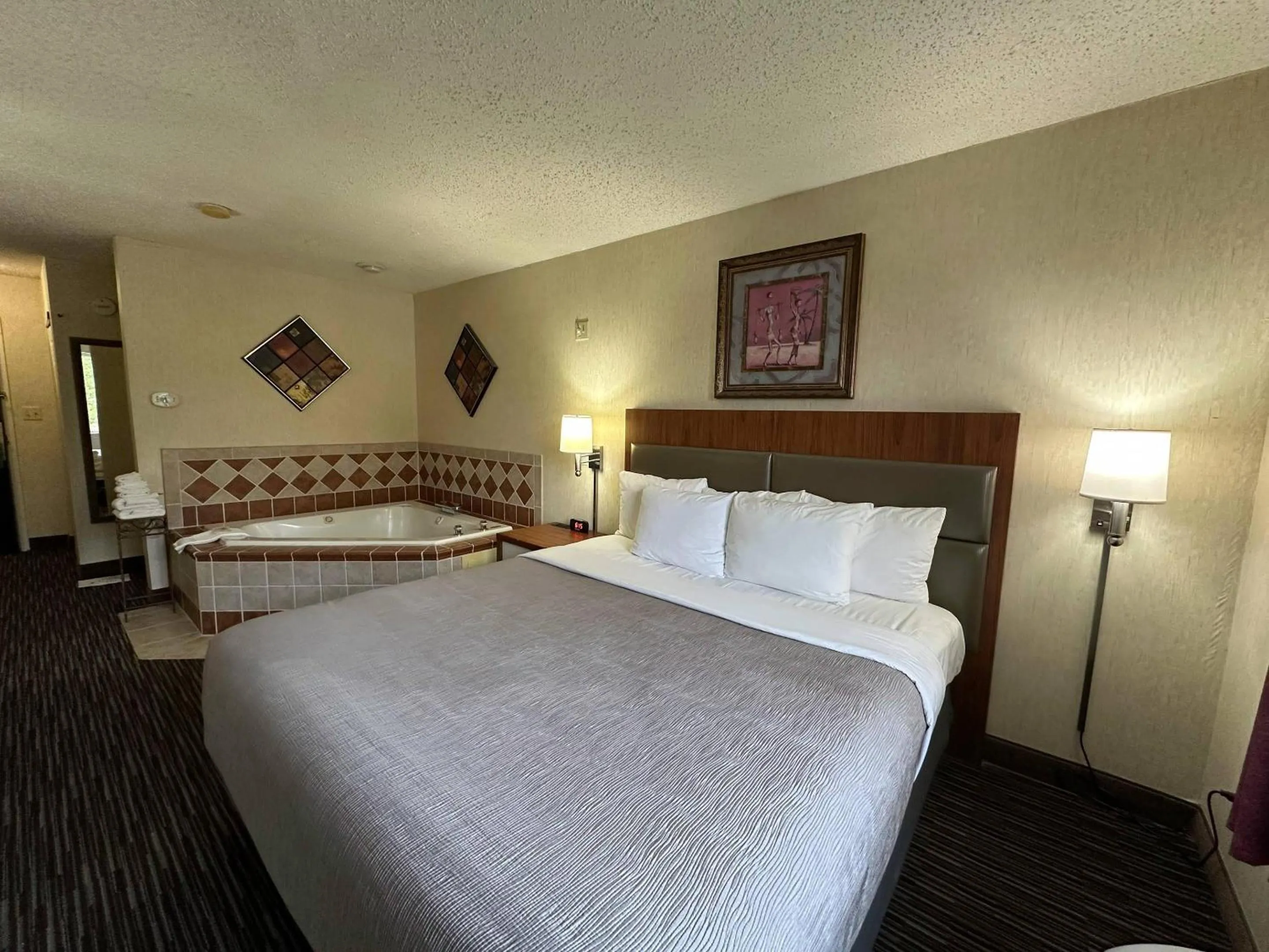 Bedroom, Bed in Quality Inn near Toms River Corporate Park