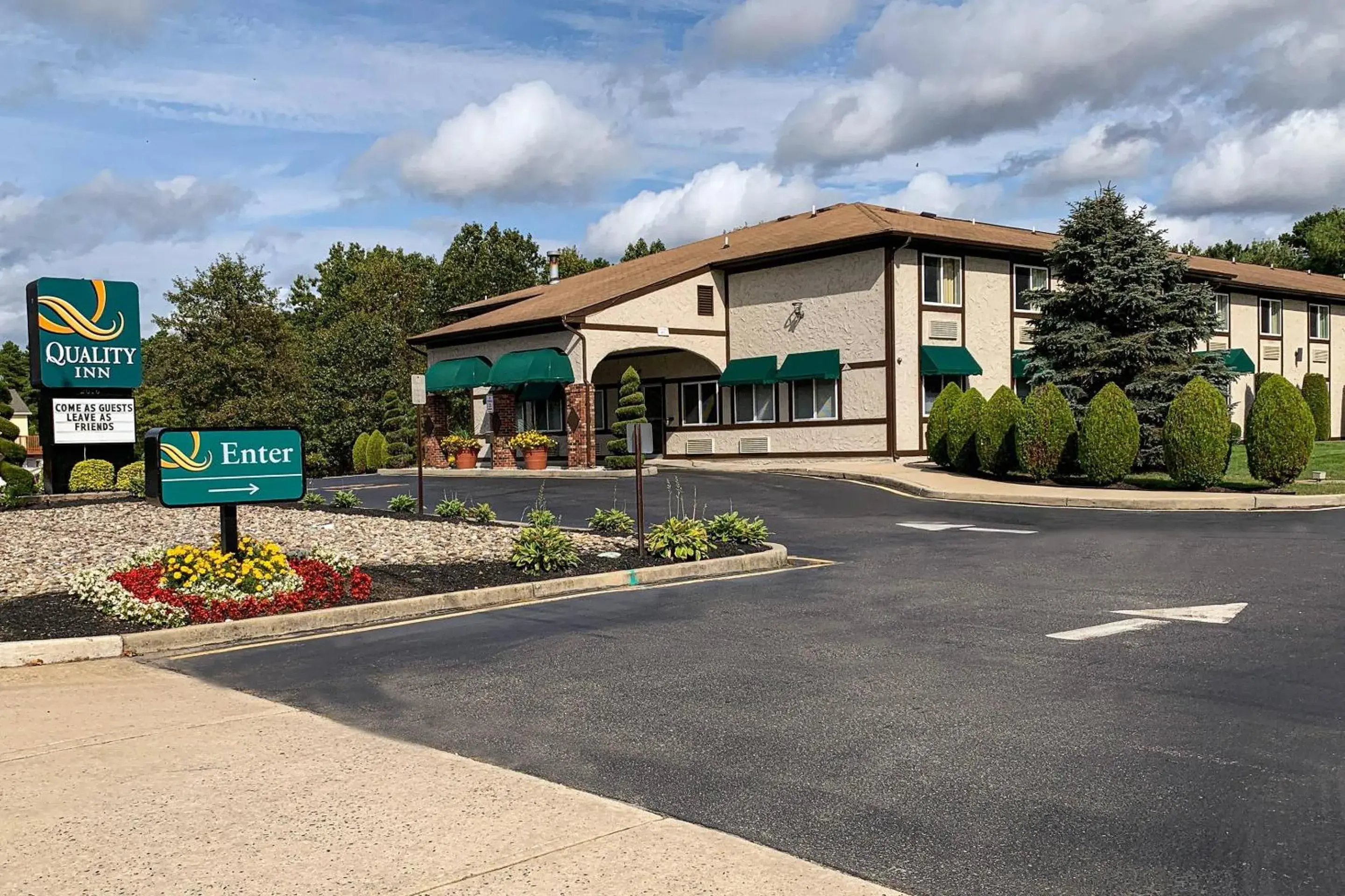 Property building in Quality Inn near Toms River Corporate Park Property building in Quality Inn near Toms River Corporate Park